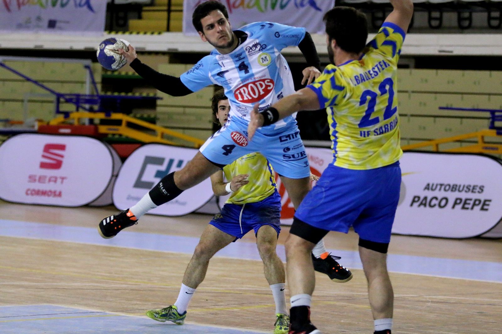 El jugador del Trops Quero trata de lanzar a portería.