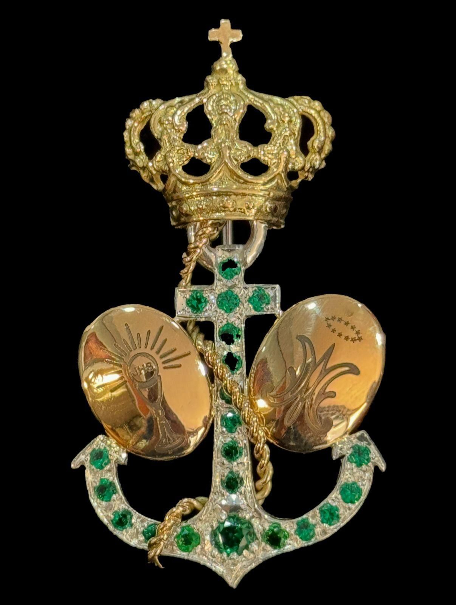 El broche entregado por la hermandad