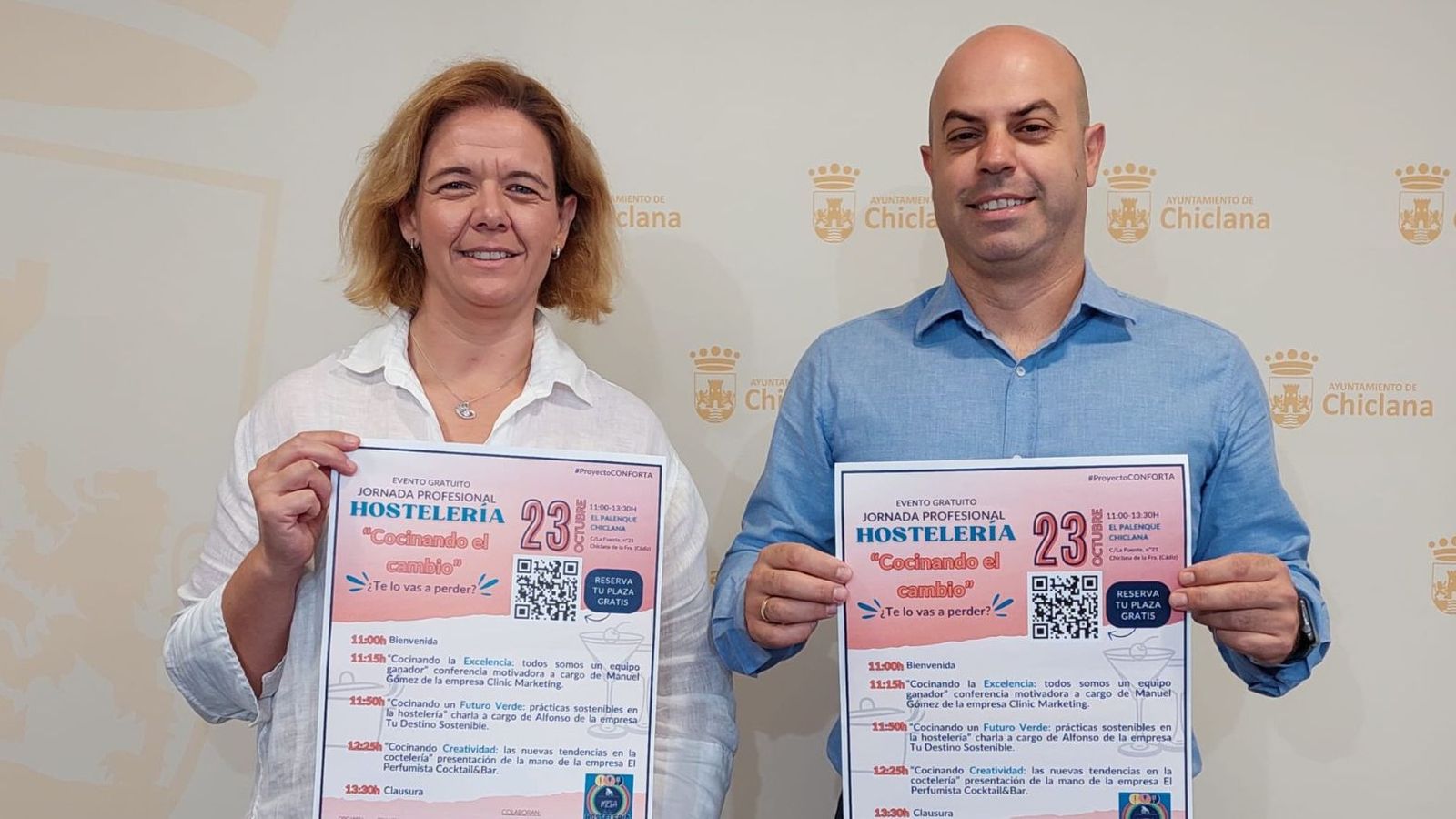 Manuela Pérez y Manuel Moreno muestran el cartel de esta iniciativa.