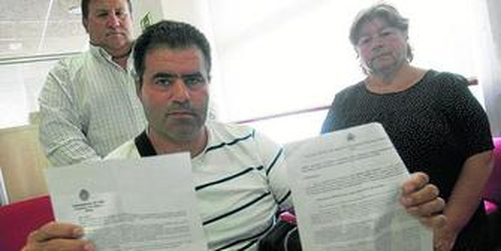 Tres de los propietarios muestran los documentos que niegan la inseguridad de de sus atracciones.