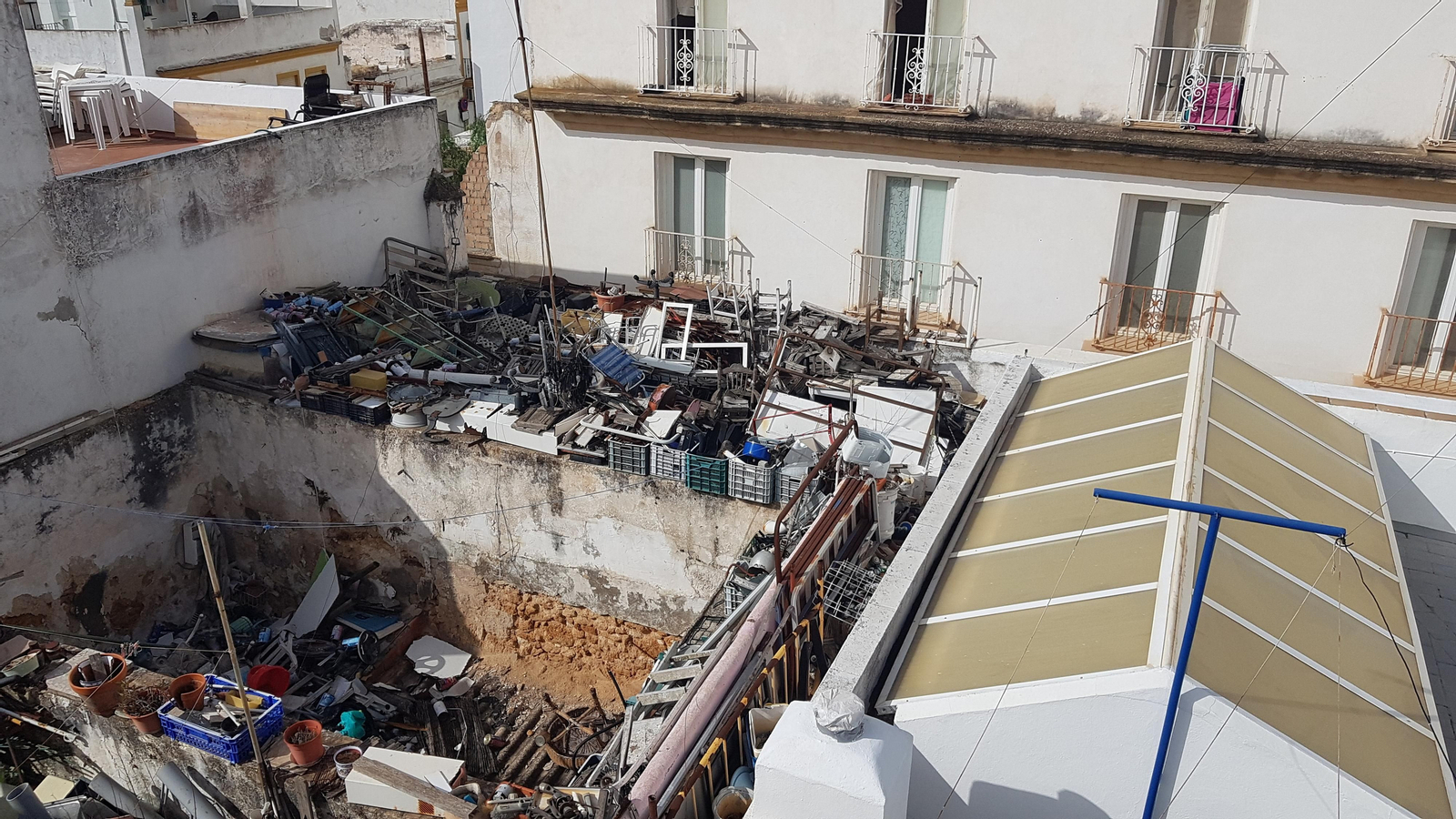 Azotea de la vivienda de la calle Nicola, 1 derecha repleta de residuos, en una imagen de archivo.