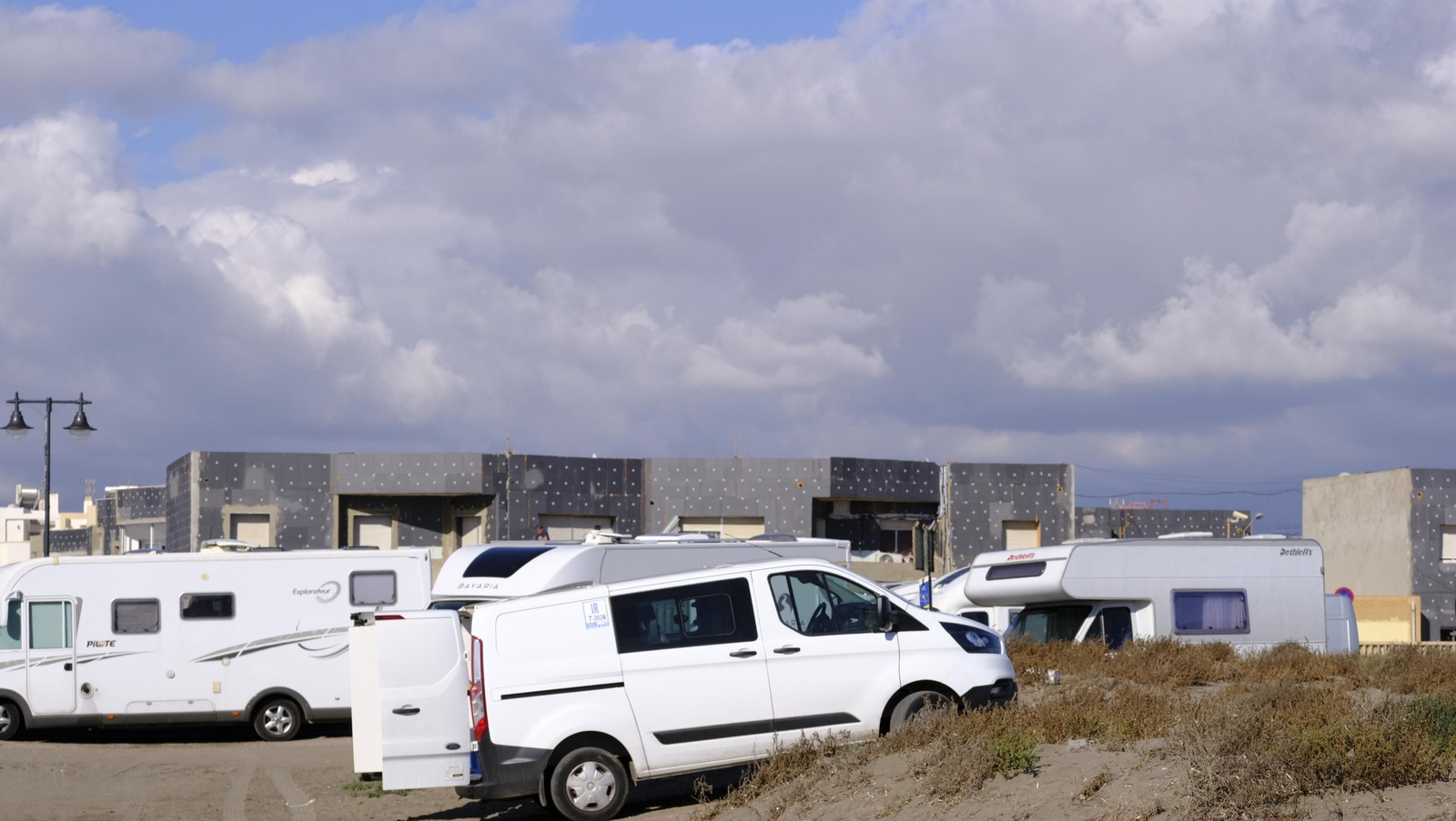 Imágenes de las caravanas estacionadas en el Parque Natural Cabo de Gata-Níjar