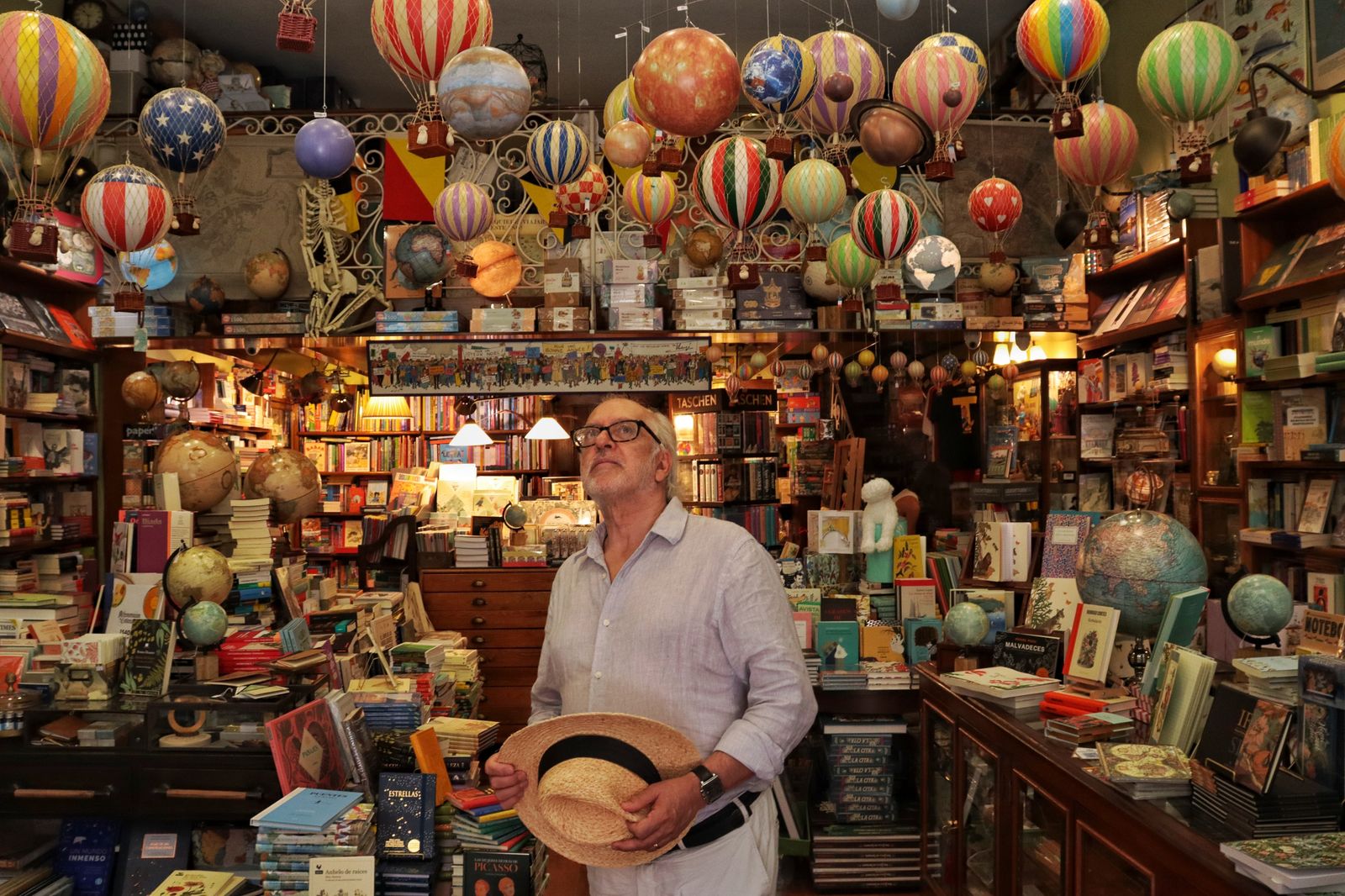El periodista y documentalista Javier Martín Domínguez en la libreria Mapas y Compañia de Málaga