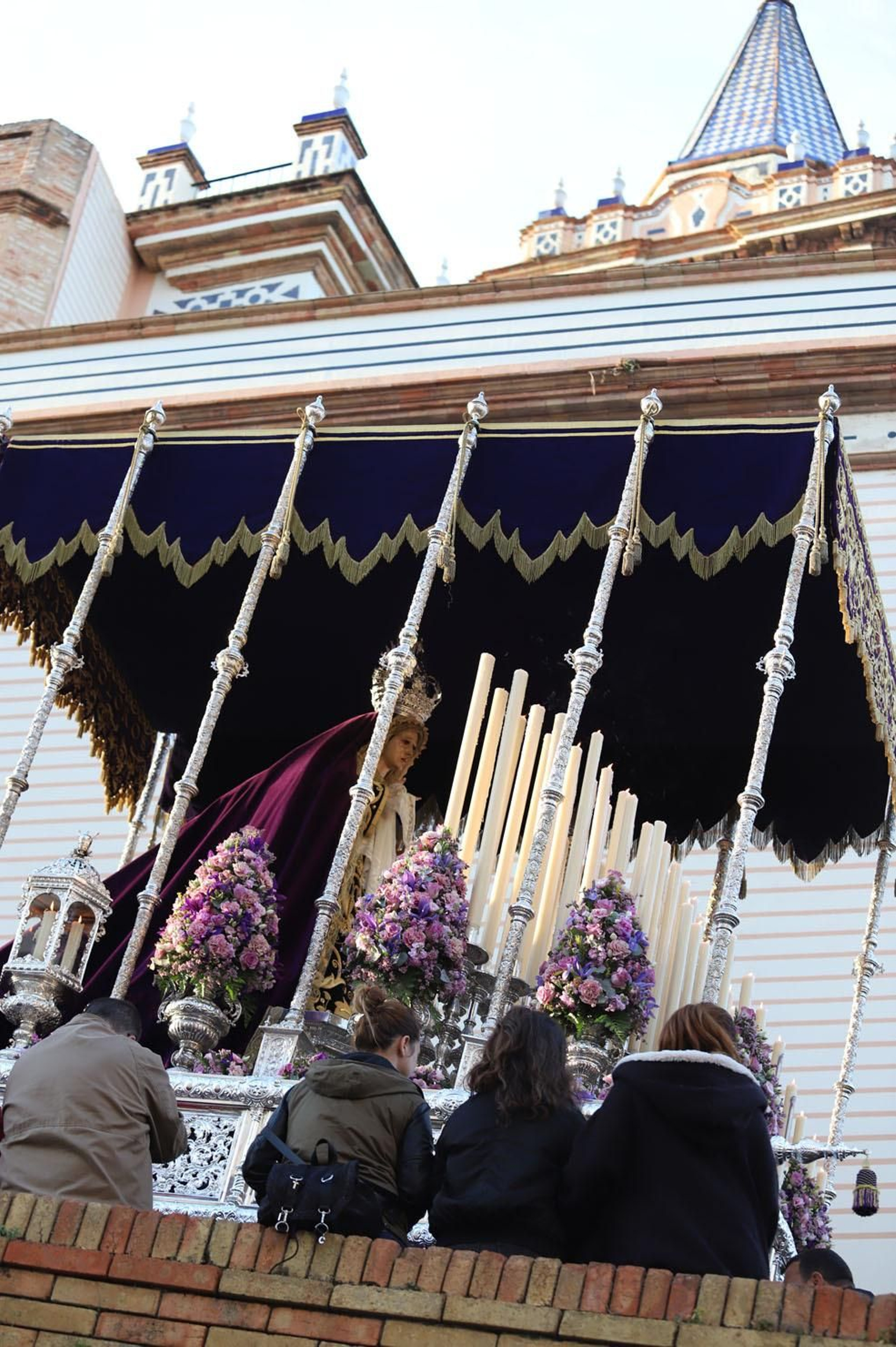 Imágenes de la procesión del Descendimiento por las  calles de Huelva