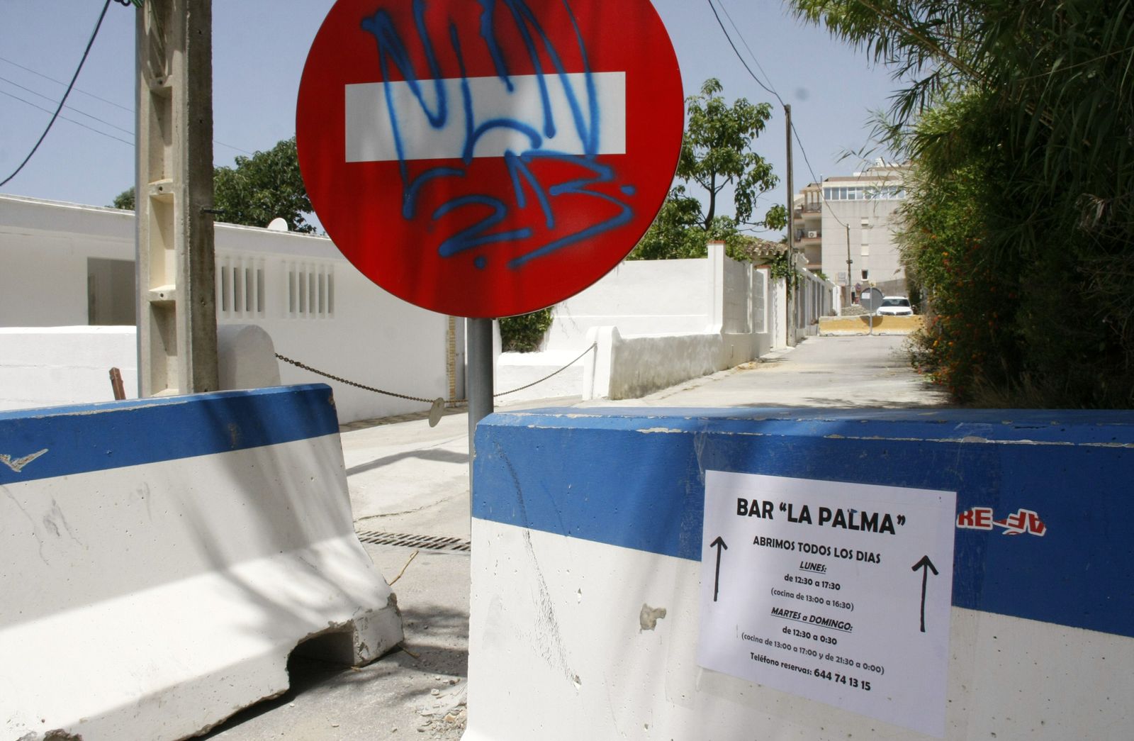 La calle cortada impide el acceso al bar La Palma.