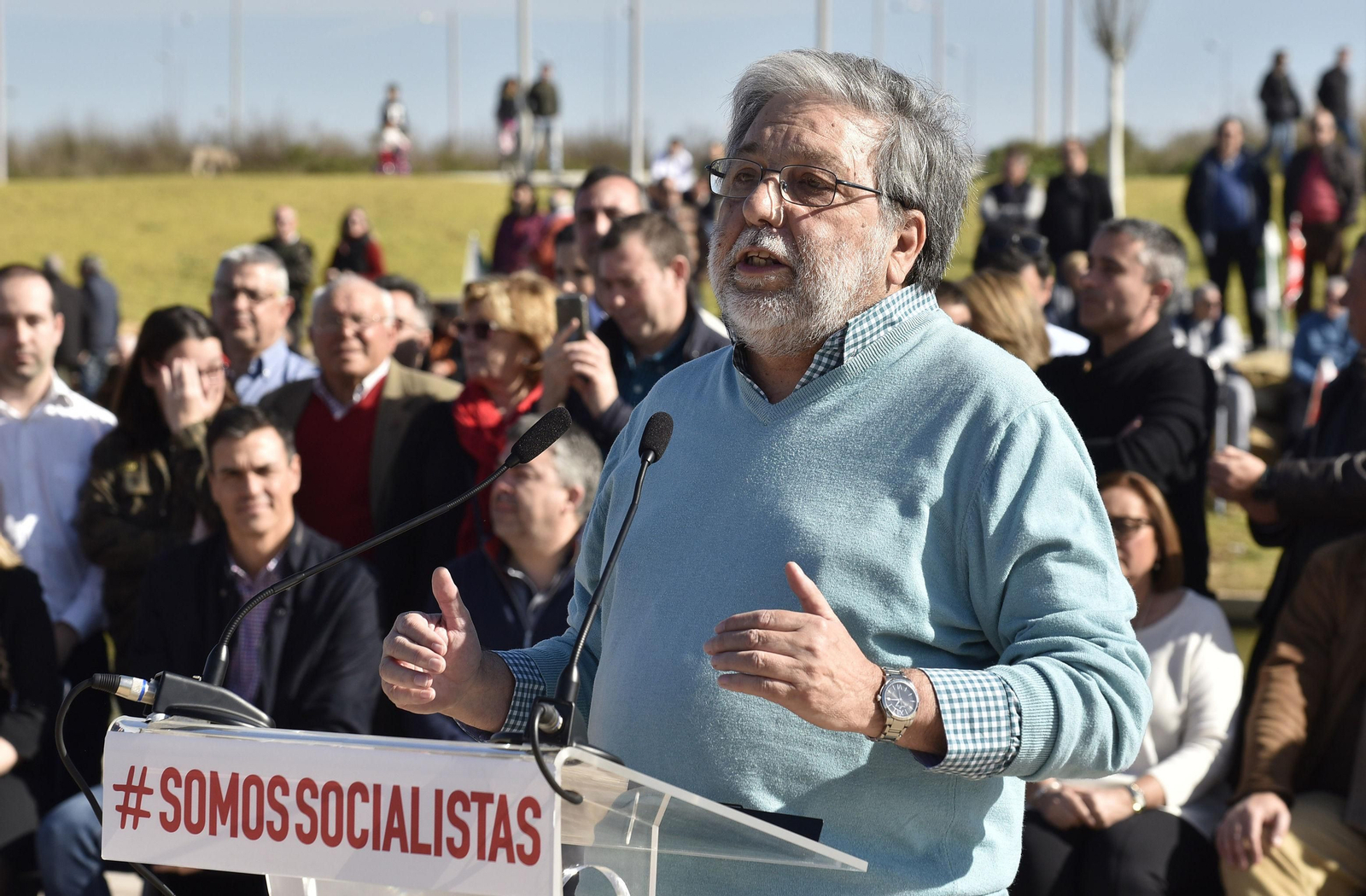 Francisco Toscano, durante un mitin con Pedro Sánchez en Dos Hermanas en enero de 2017.