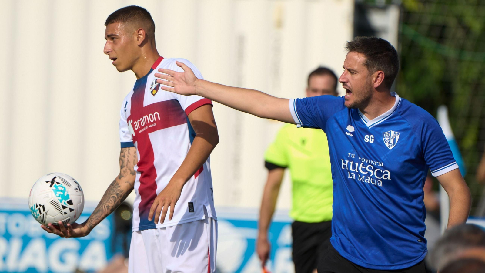 El entrenador del Huesca, Sergi Guilló, en un partido del conjunto oscense.