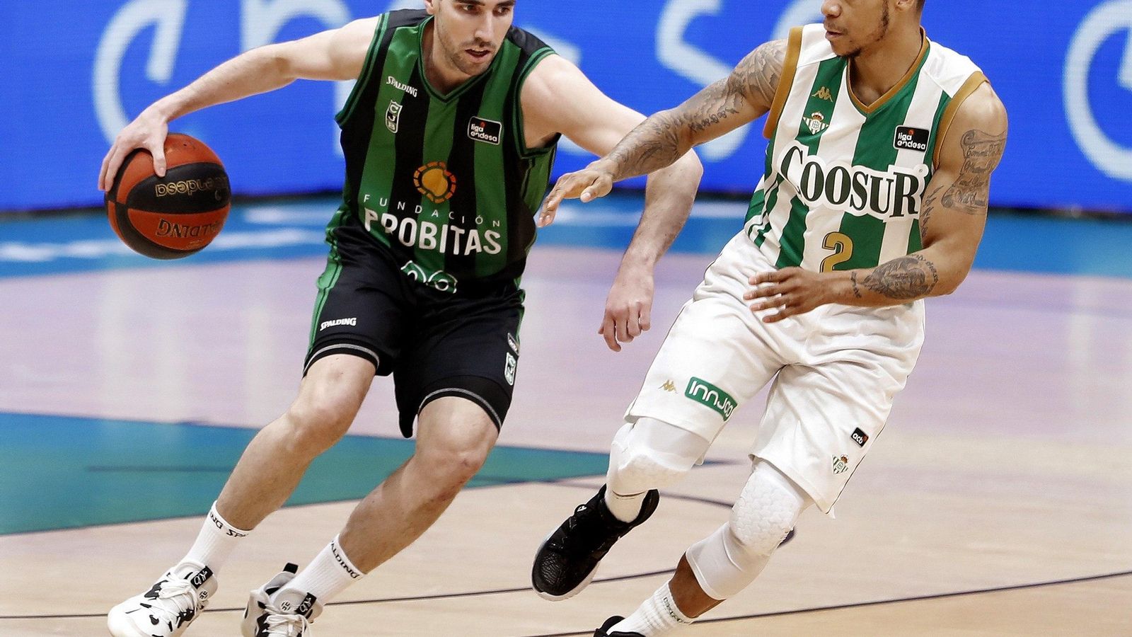 Randle presiona Bassas.