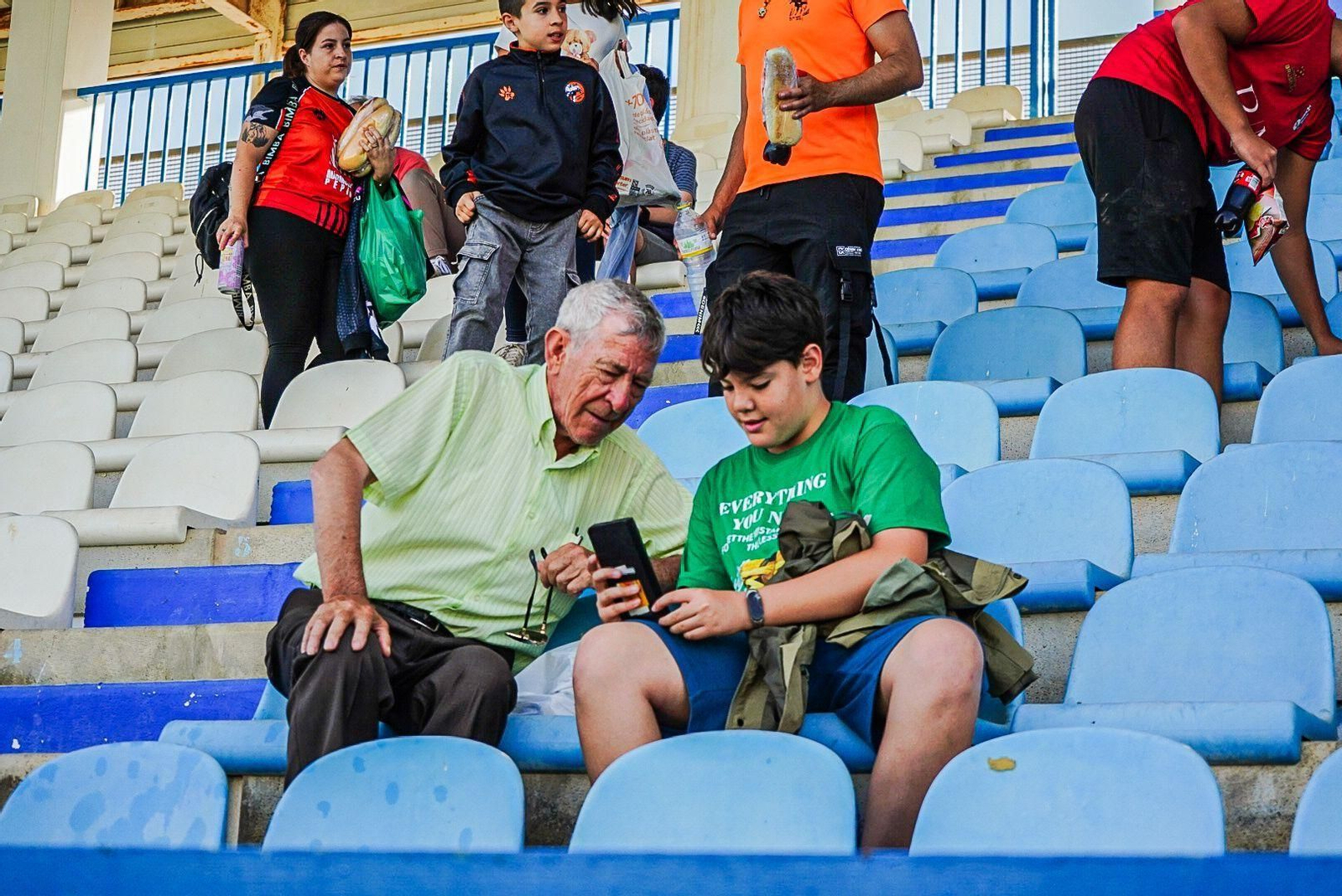 Encuéntrate en la grada del Escribano Castilla en el partido del Granada CF
