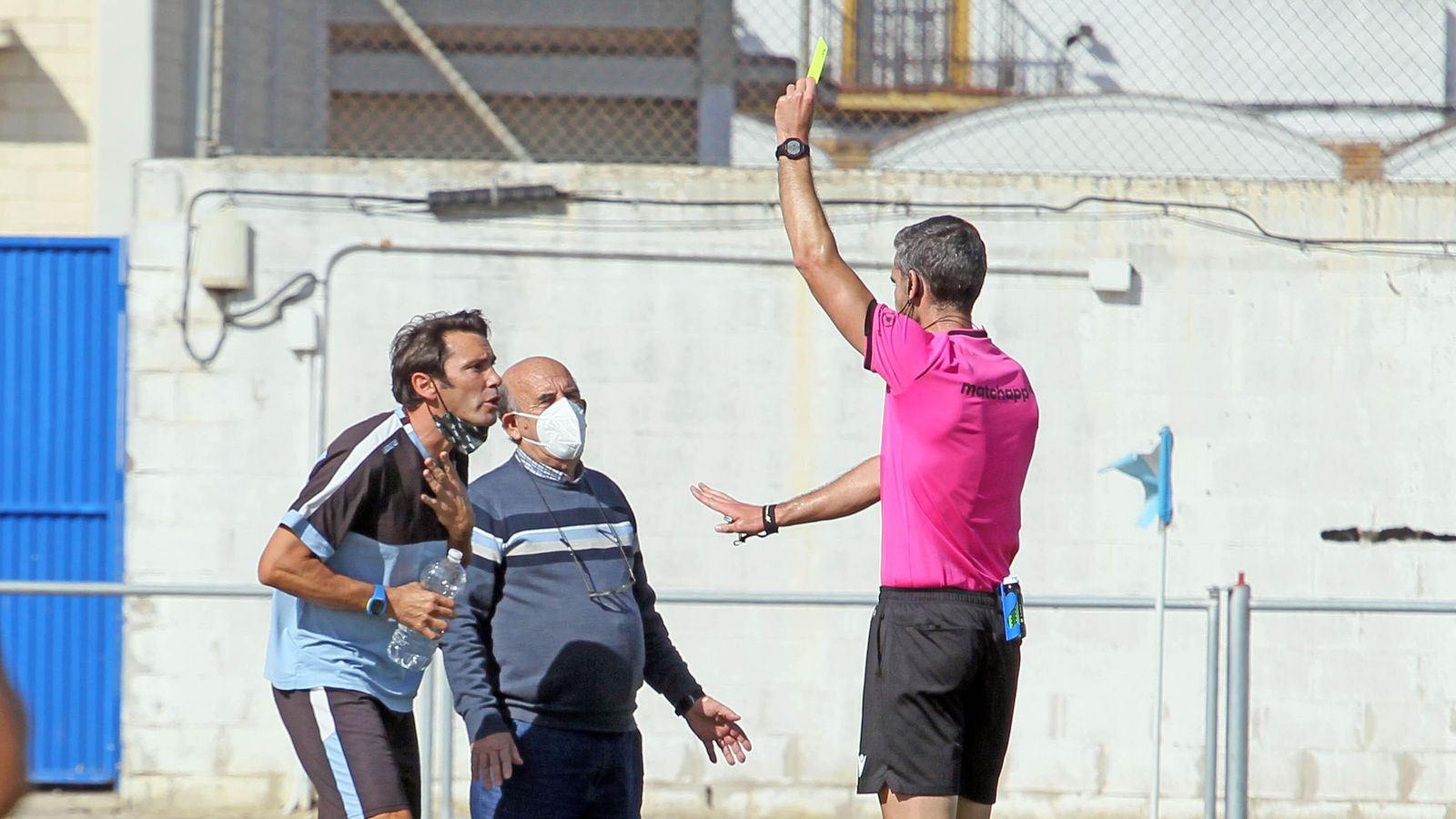 Keko Rosano vio una amarilla y su actitud no agradó al banquillo azulino.