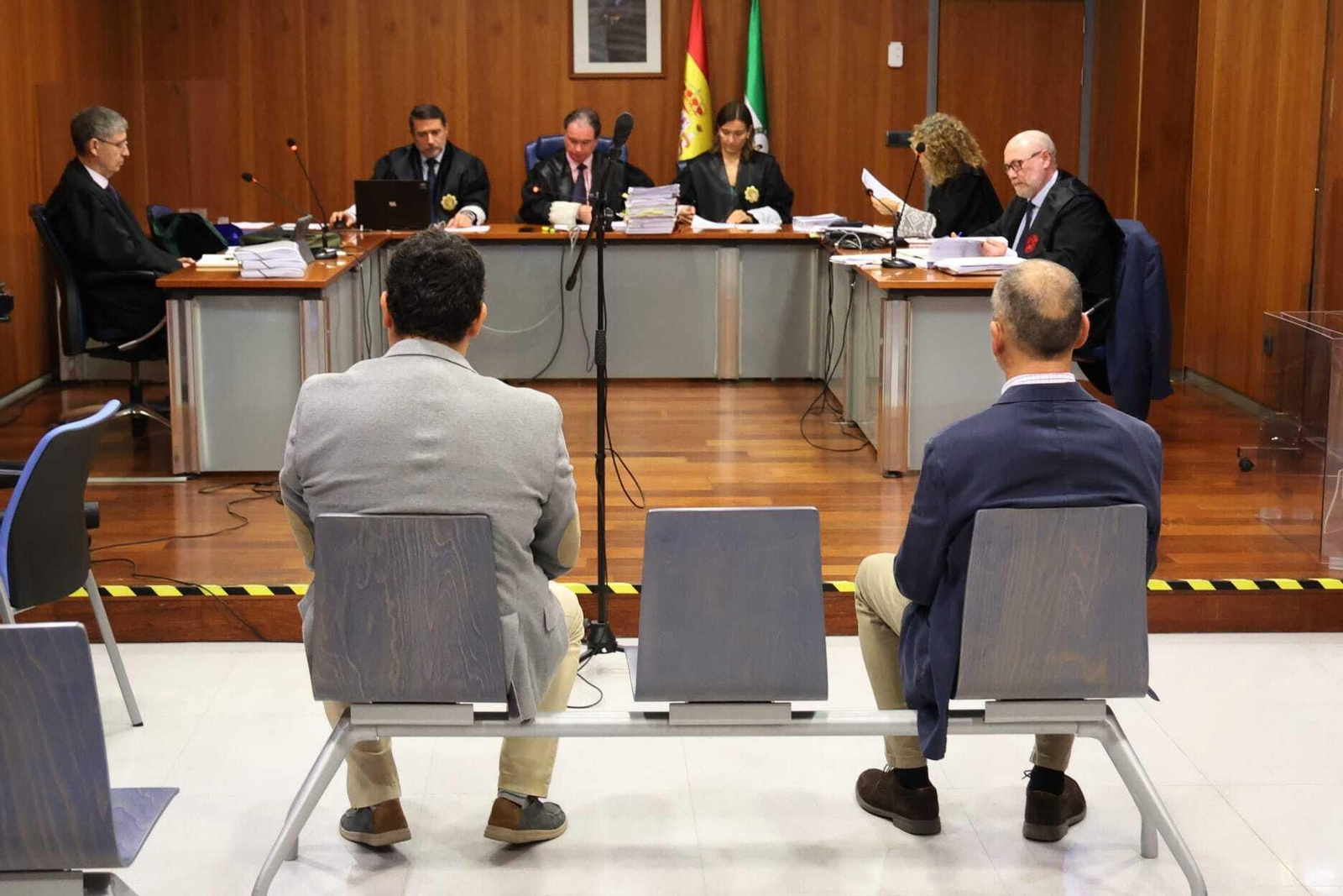Los dos guardias civiles, en el banquillo de los acusados. Los dos guardias civiles, en el banquillo de los acusados.
