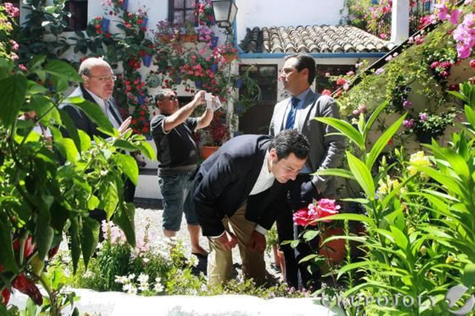 El presidente del PP andaluz, Moreno Bonilla, y el alcalde José Antonio Nieto visitan el patio de San Basilio, 50.

Foto: Barrionuevo