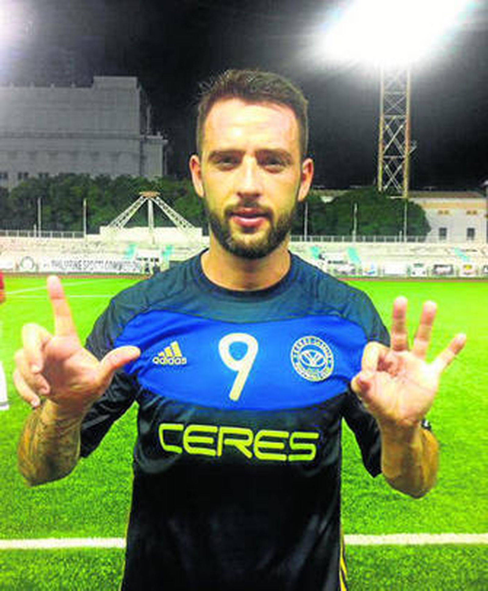 Adri Gallardo, con la camiseta del Ceres filipino tras un encuentro.