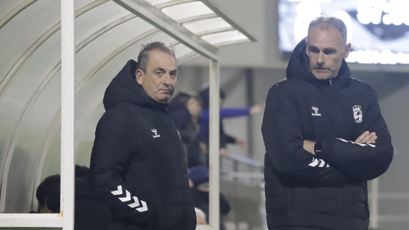 Miguel Ángel Rondán y Carlos Guerra cambian impresiones durante el partido