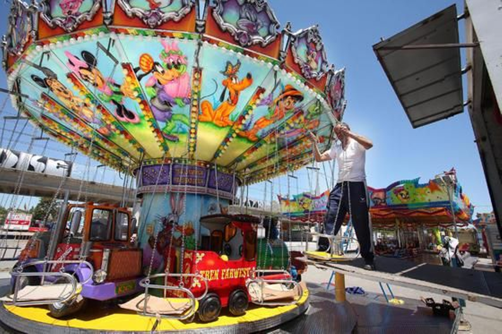Un feriante termina de instalar ayer parte de un carrusel de niños.

Foto: Vanesa Lobo