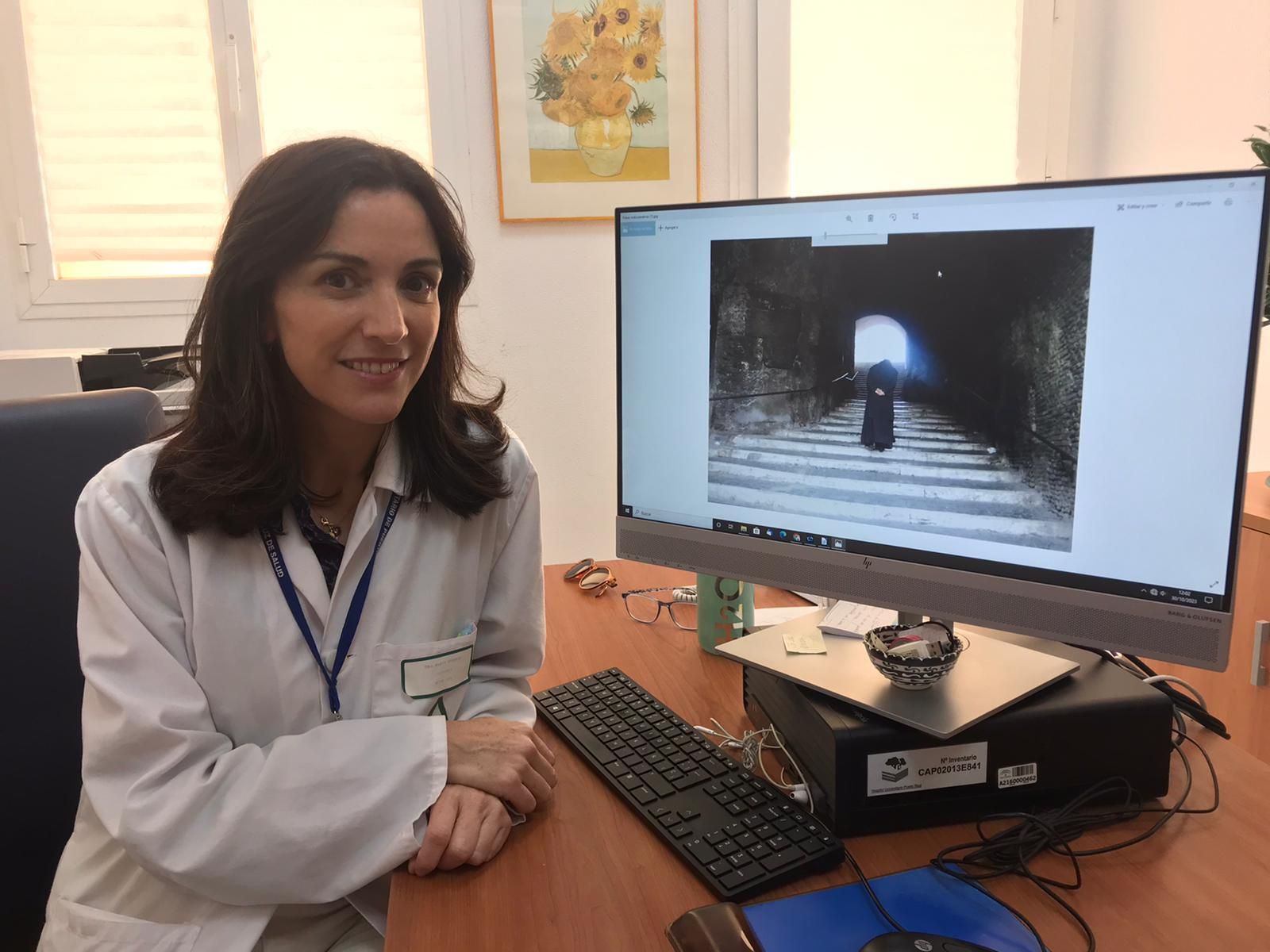 María Isabel Marín junto a la fotografía premiada