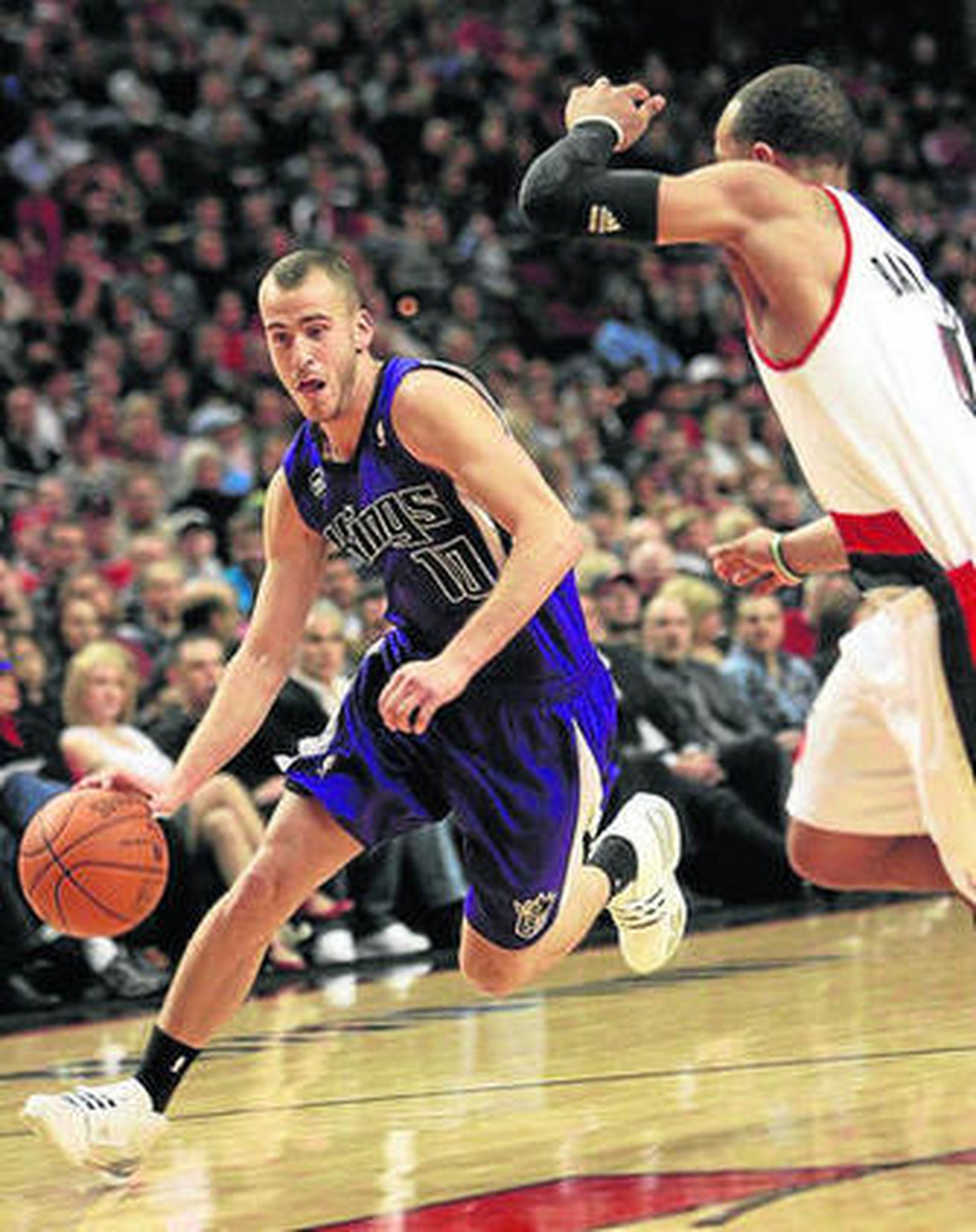 Sergio Rodríguez entra a canasta ante Jerryd Bayless.
