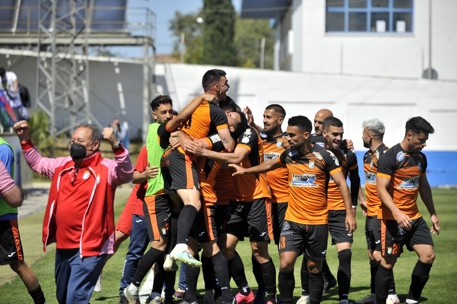 Los jugadores del Xerez CD felicitan a Javi Forján tras el 0-1.