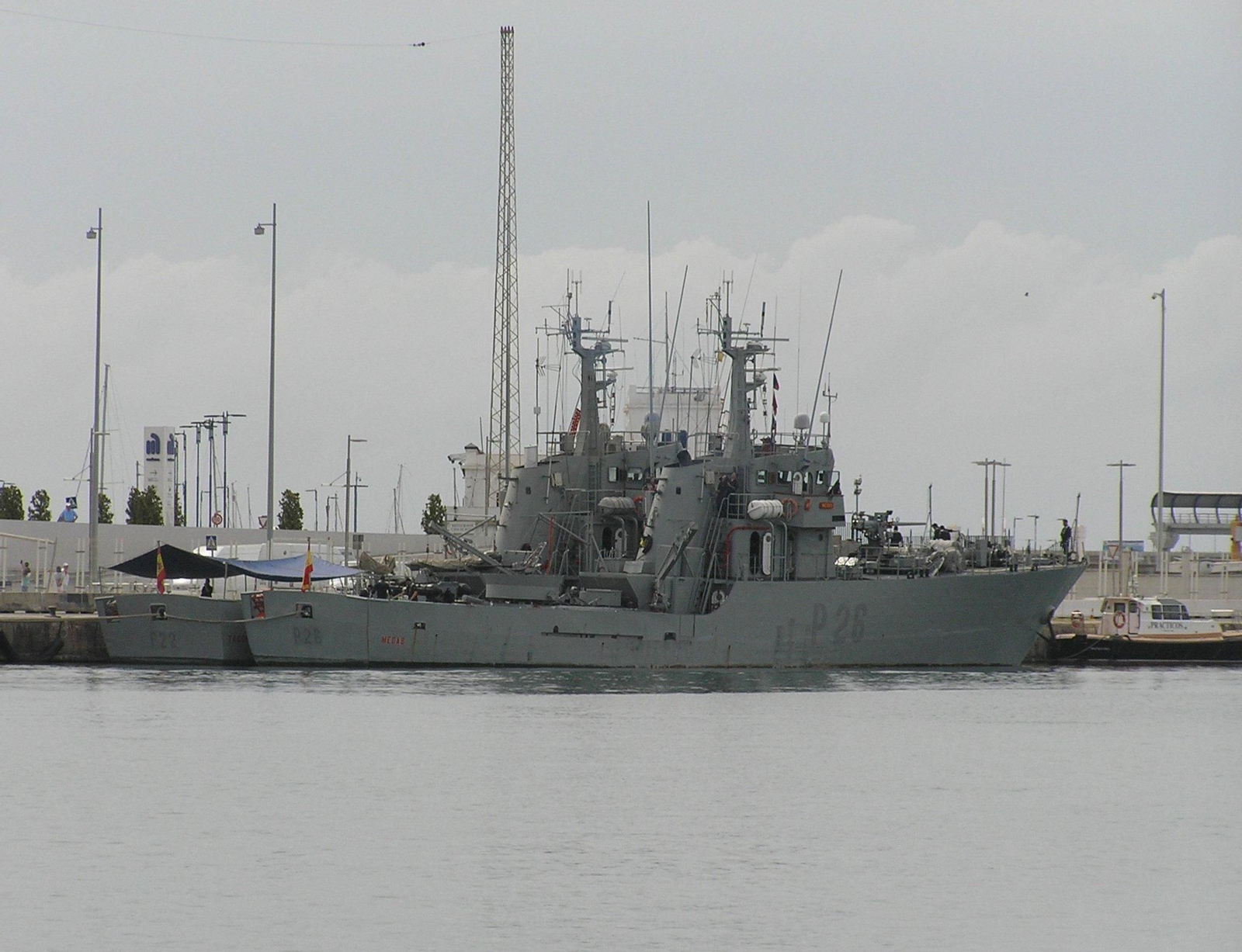 El patrullero 'Medas', atracado junto al 'Tagomago', en foto de archivo.