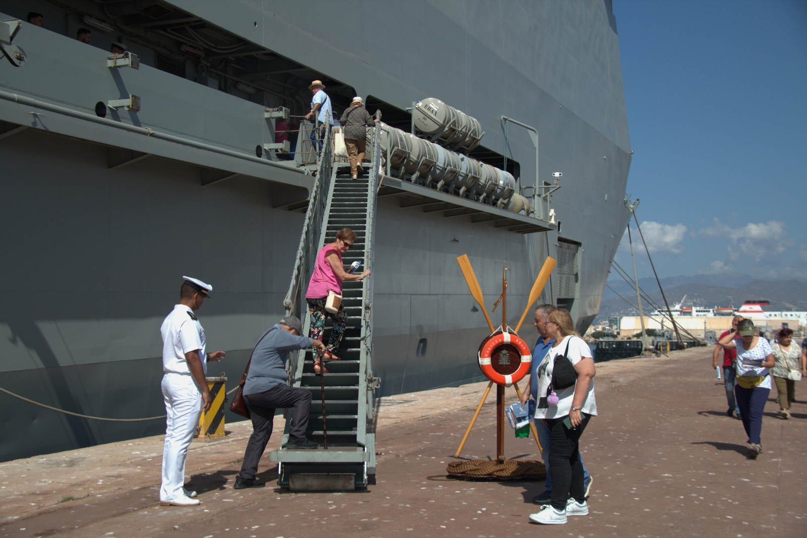 Éxito de participación para ver de cerca el despliegue de las Fuerzas Armadas en Motril