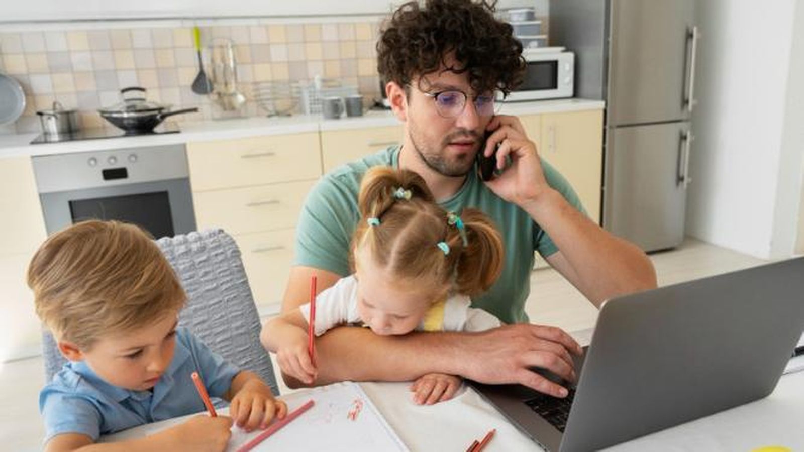 Padre trabajando desde casa