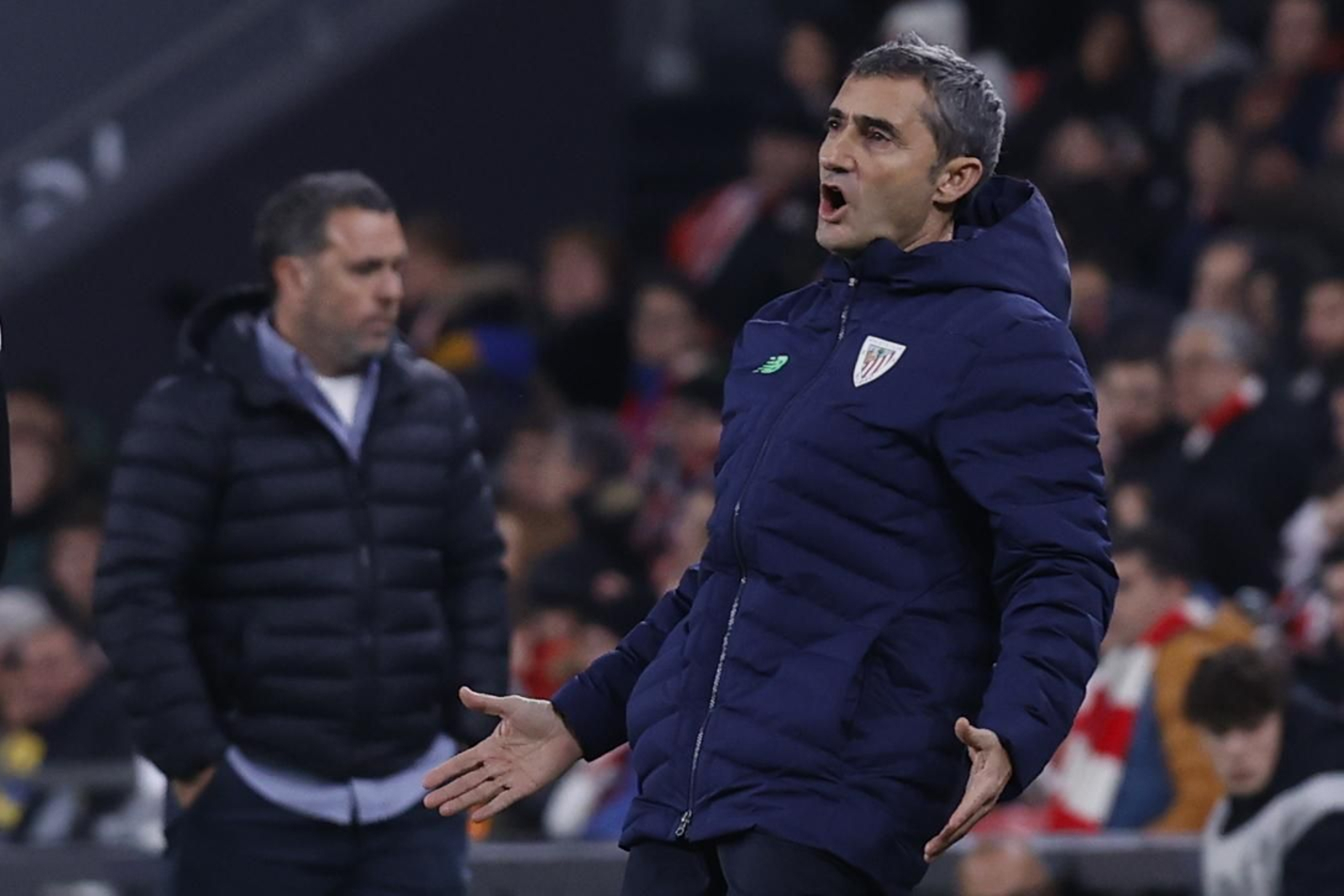 Ernesto Valverde se lamenta junto al banquillo local.
