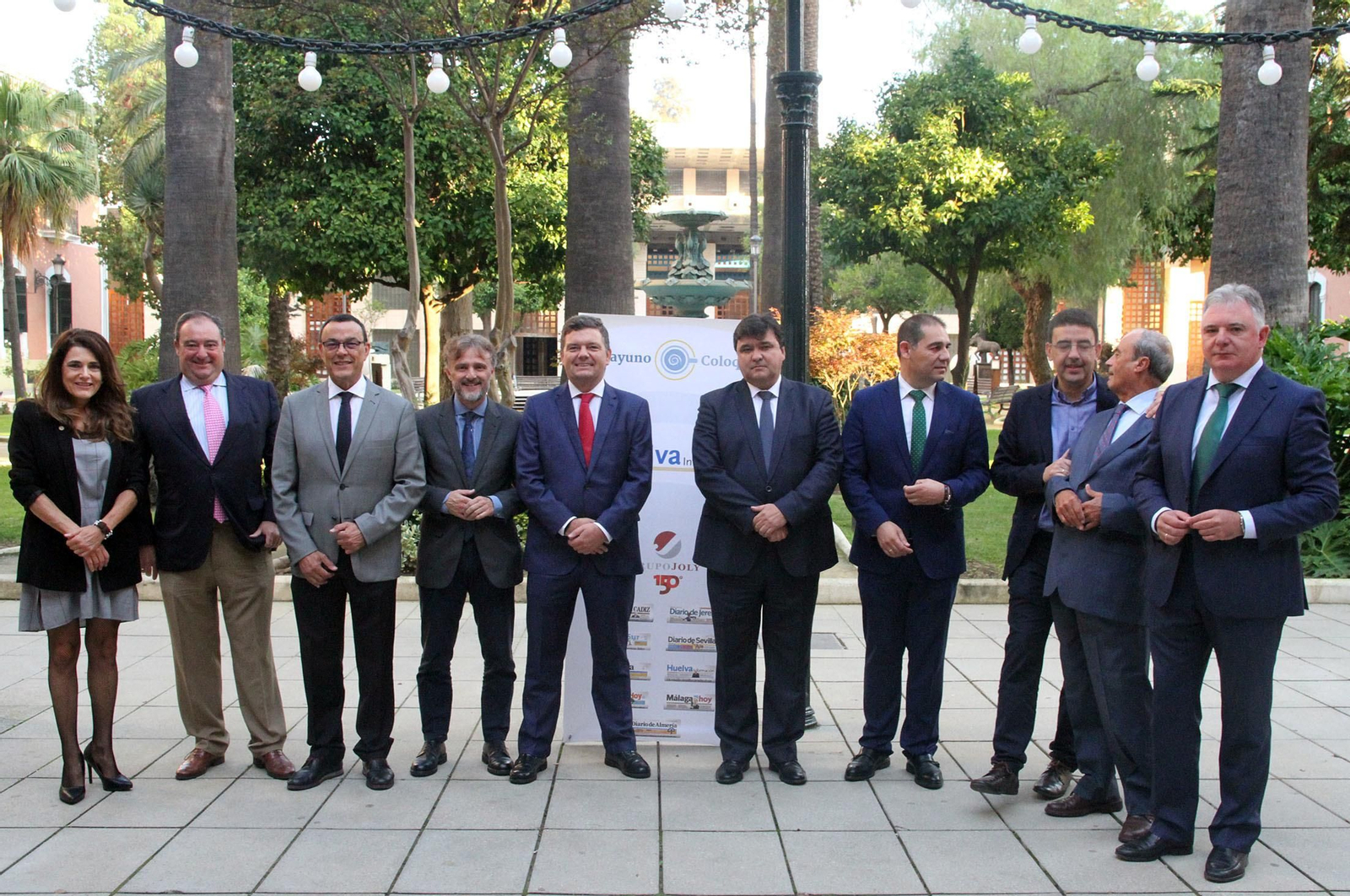 Imágenes de la conferencia y desayuno-coloquio de Gabriel Cruz, alcalde de Huelva