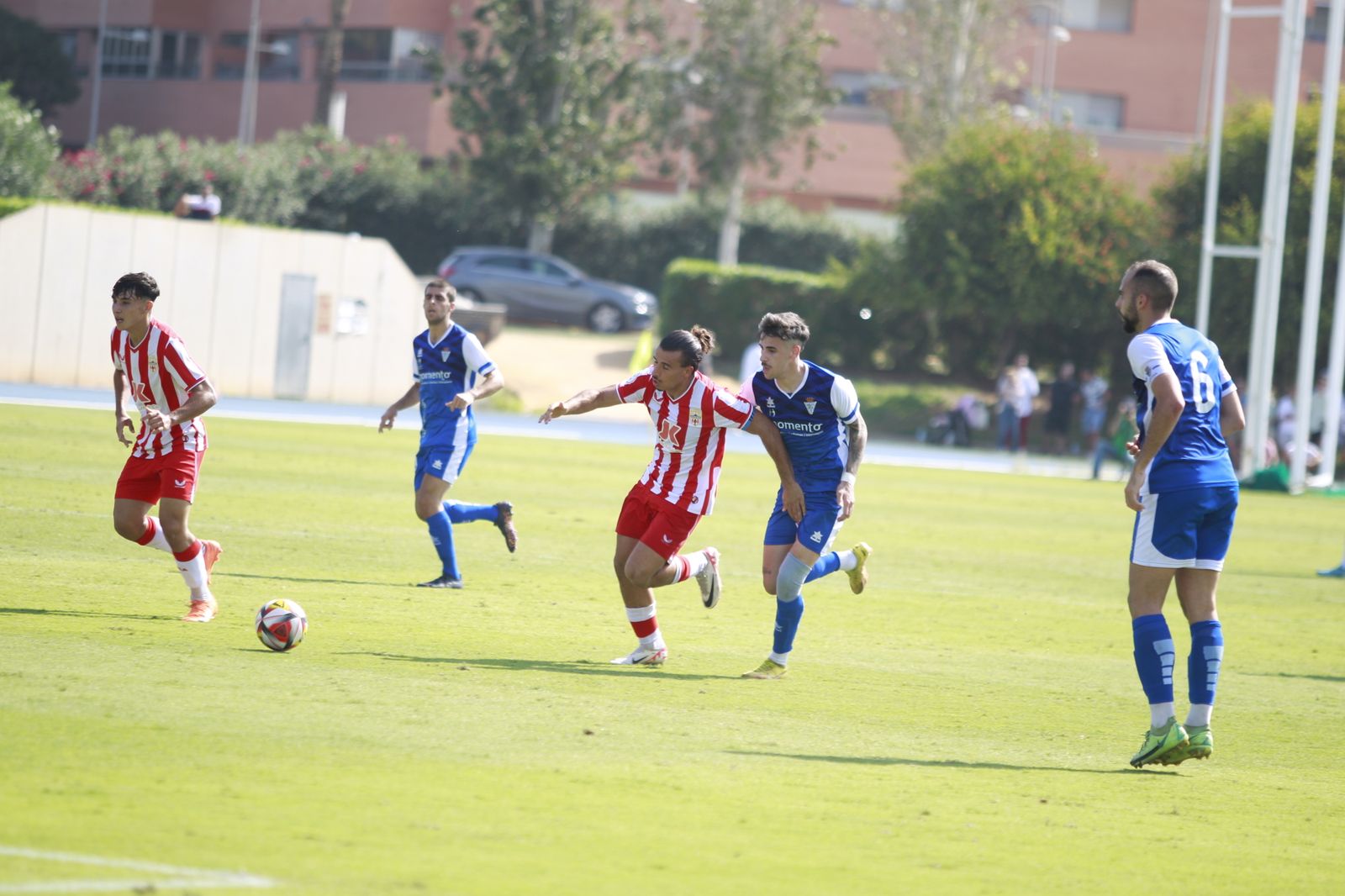 El lateral zurdo rojiblanco Aarón Romero avanza con el balón durante un partido de este curso.