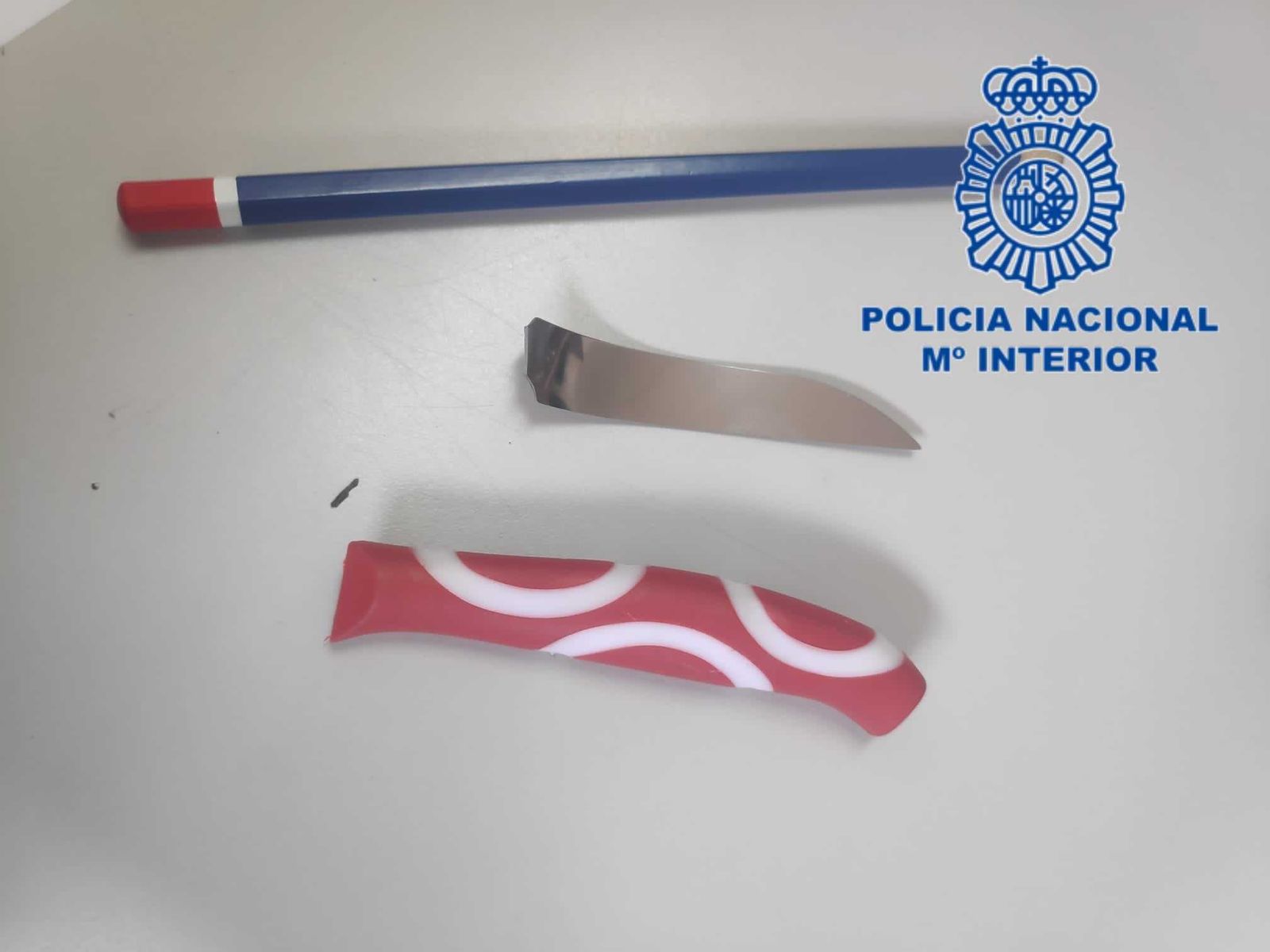El pequeño cuchillo que esgrimió el hombre en el banco.