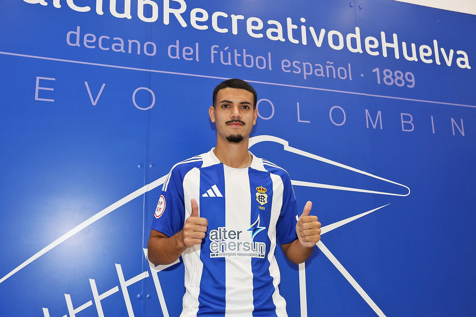 Imágenes de la presentación de Juan Pablo como jugador del Recreativo de Huelva