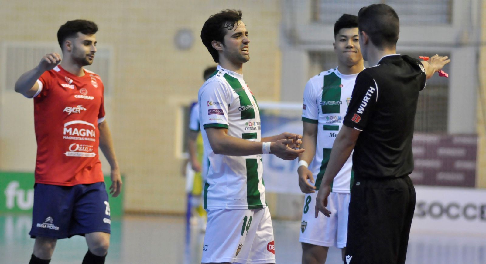 Pablo del Moral protesta al colegiado, en un momento del duelo ante Osasuna Magna.