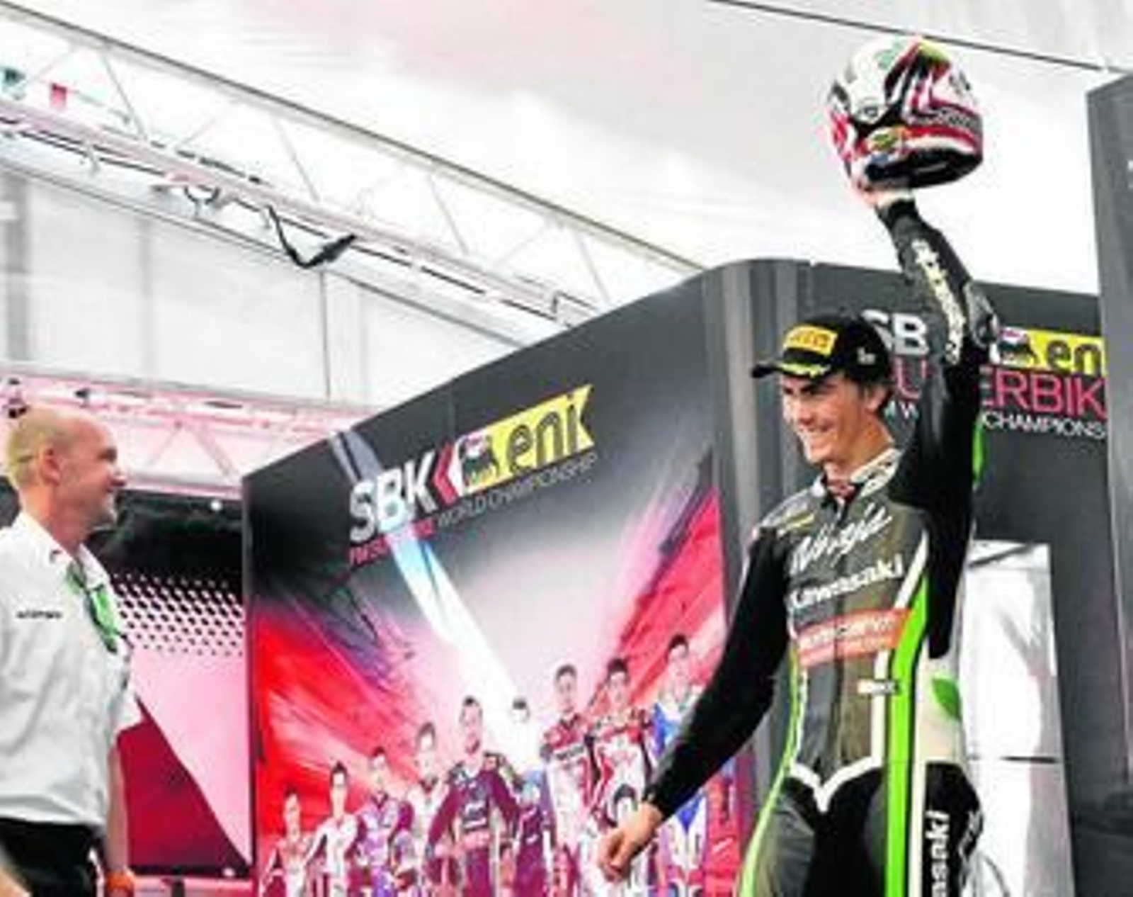 Loris Baz, saludando a los aficionados a su llegada a la carpa del 'Paddock-Show'.