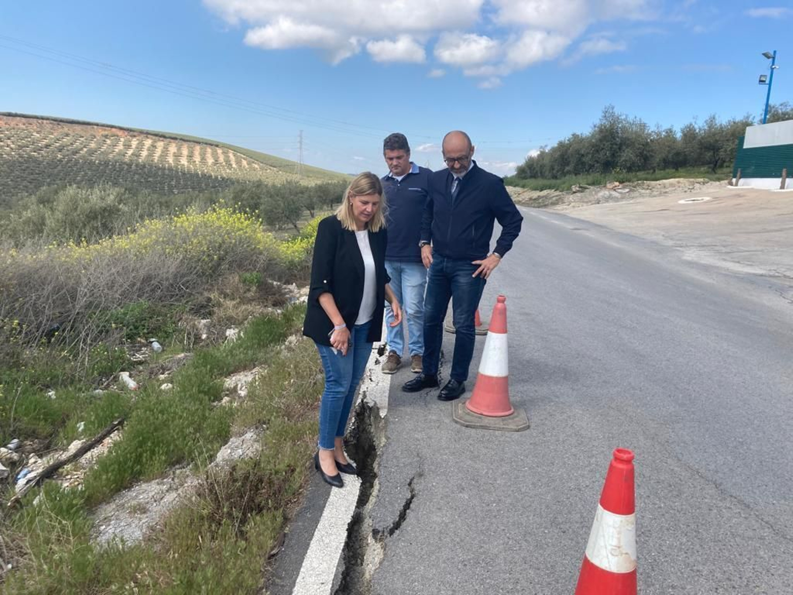 Solicitan a la Diputación de Granada una actuación de urgencia tras el desprendimiento de parte de una carretera