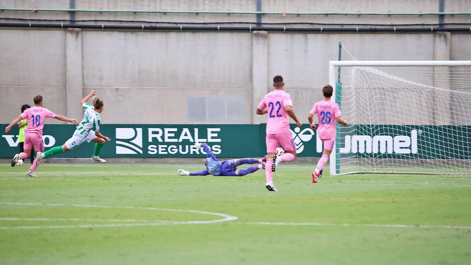 Jesús Rodríguez, en el momento de batir al meta del Recreativo.