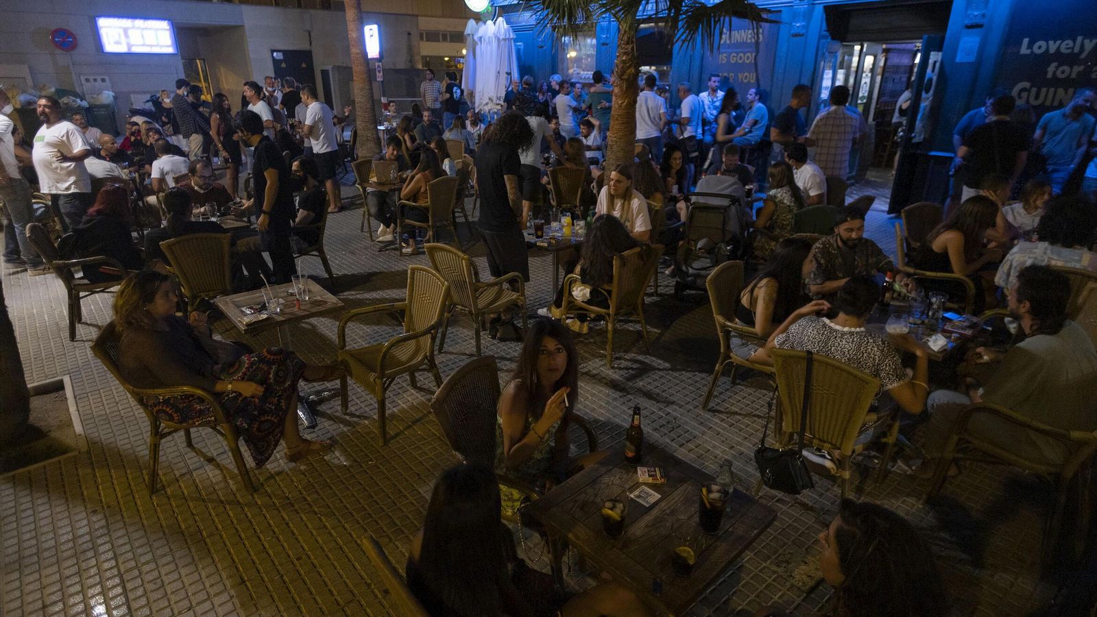 Terrazas de bares de copas en la calle Doctor Fleming pasada la una de la madrugada.