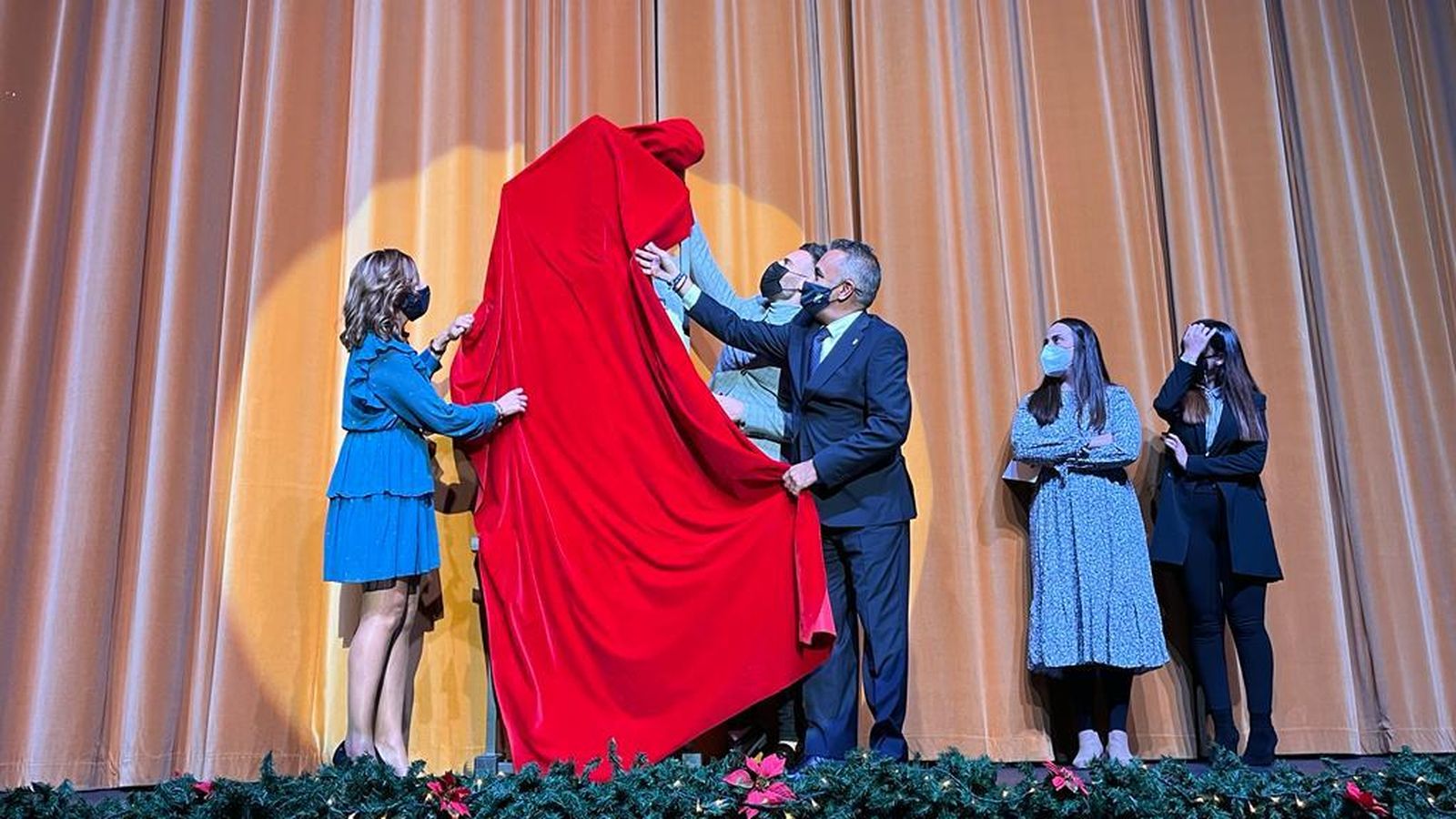 El alcalde y la delegada de Festejos descubren el cartel junto al autor.
