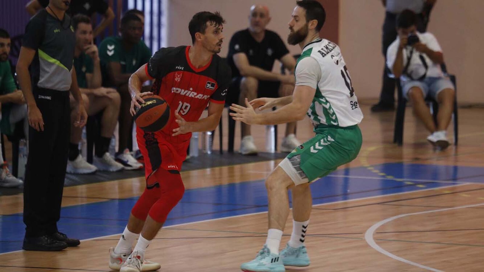 Las fotos de Real Betis - Fundación Granada en la Línea