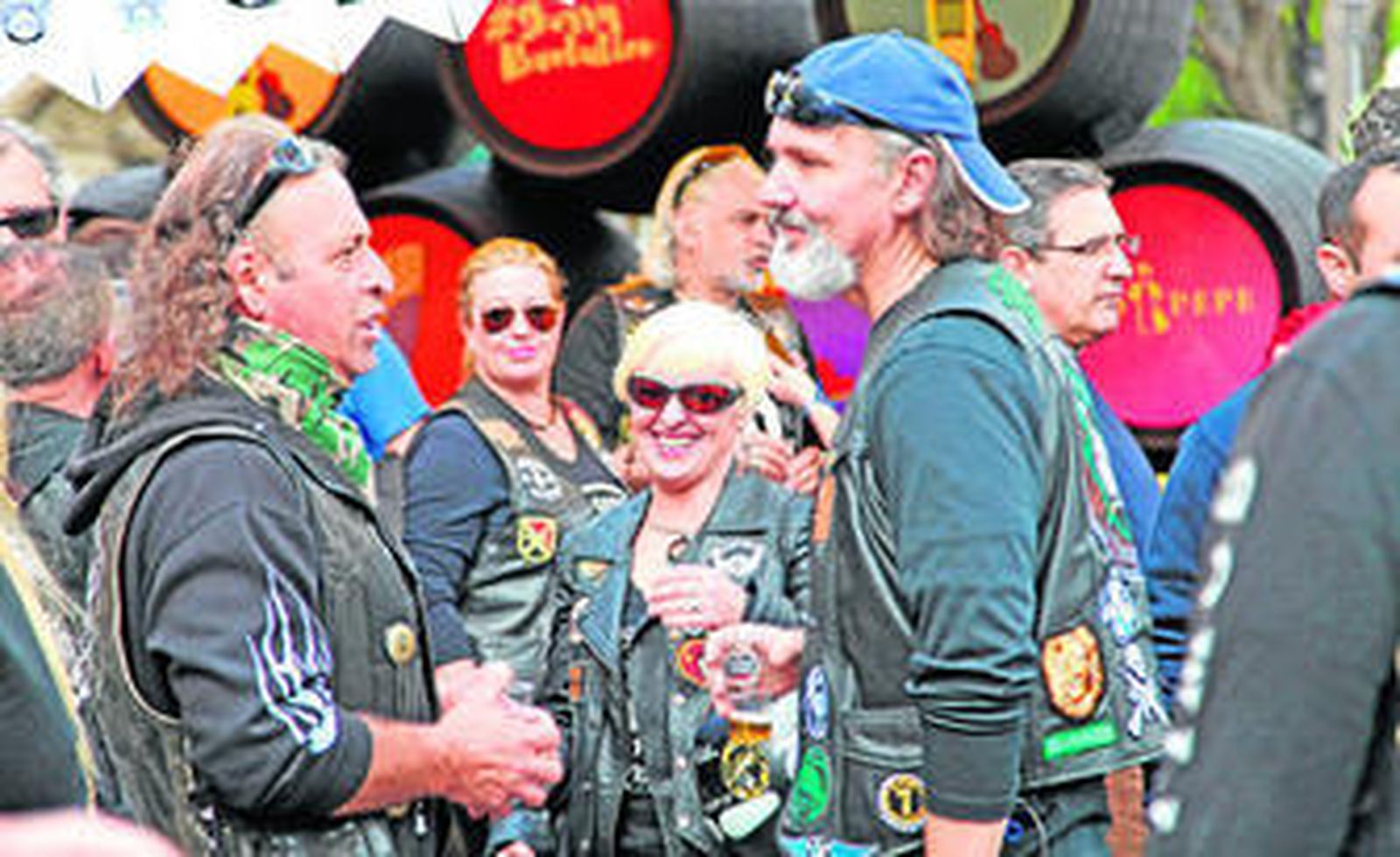 Algunos 'bikers' charlan amistosamente en Alameda Cristina, donde ayer se celebró un evento organizado, entre otros, por Félix Moreno.