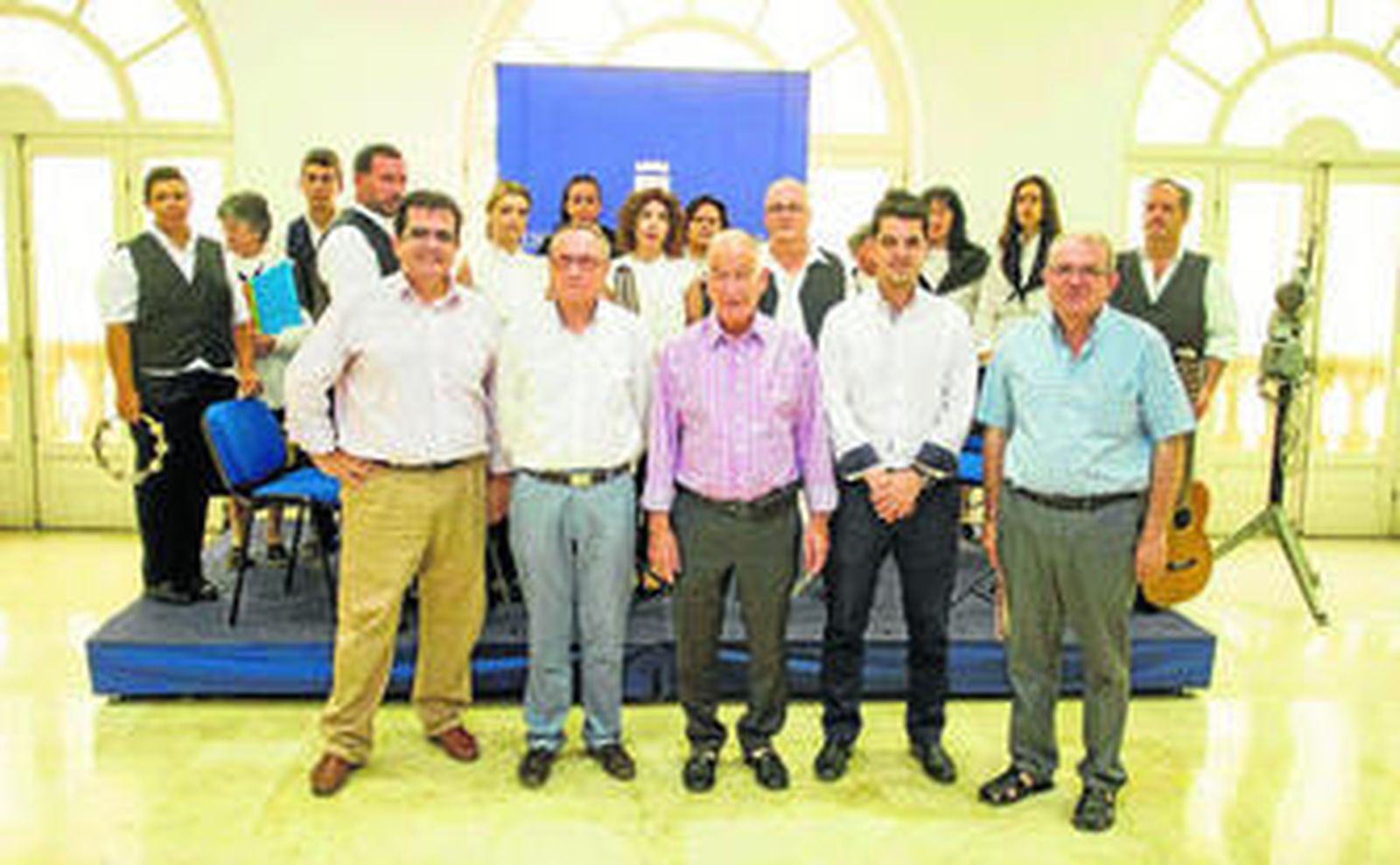 Gabriel Amat junto a Federico López, Adolfo García, Antonio Jesús Rodríguez, Antonio Bonilla y el grupo Aurora de Ugíjar.