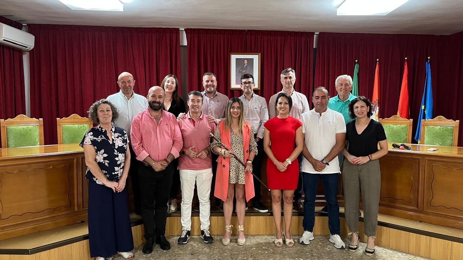 Alcaldes de la comarca y responsables políticos acompañan a Isabel Martínez.