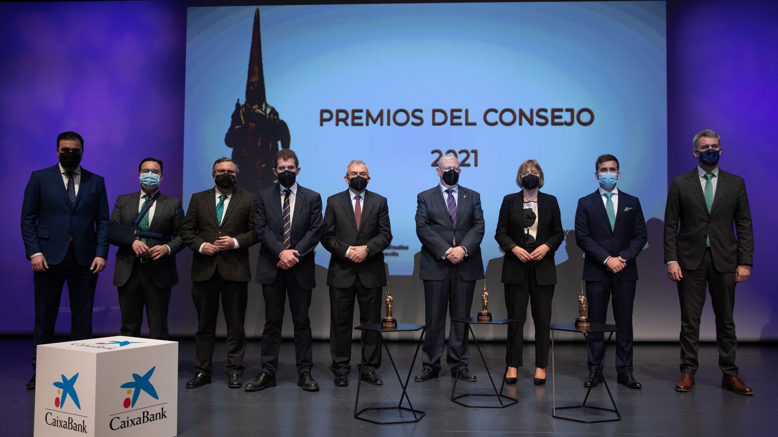 Representantes de Caixabank y el Consejo junto a los premiados.