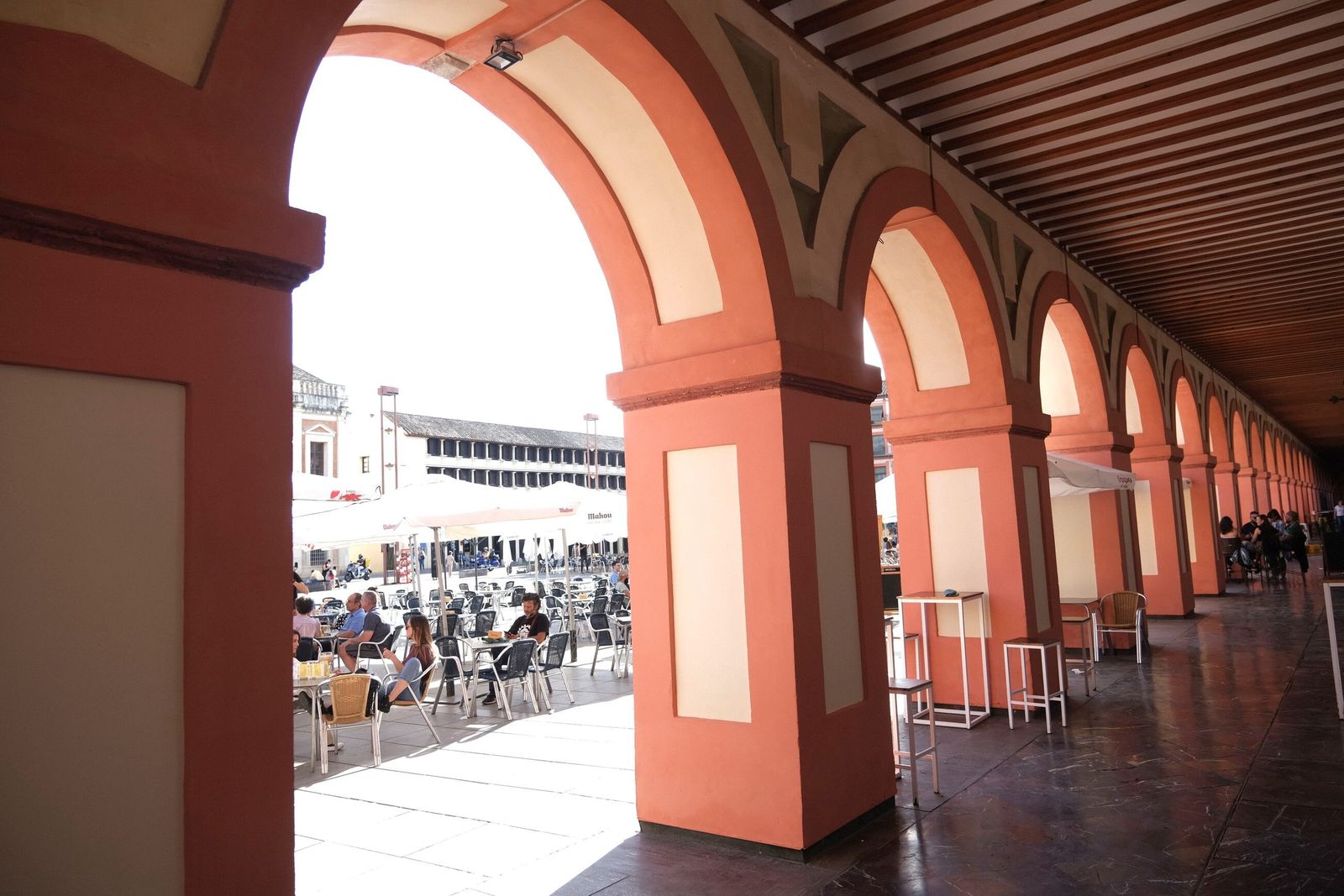 La plaza de la Corredera de Córdoba vuelve a lucir libre de pintadas, en imágenes