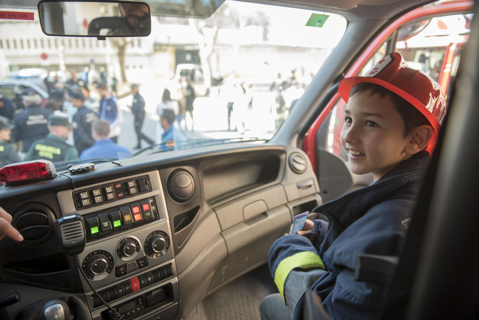 Las Fuerzas de Seguridad visitan a los menores ingresados en el Hospital Materno Infantil