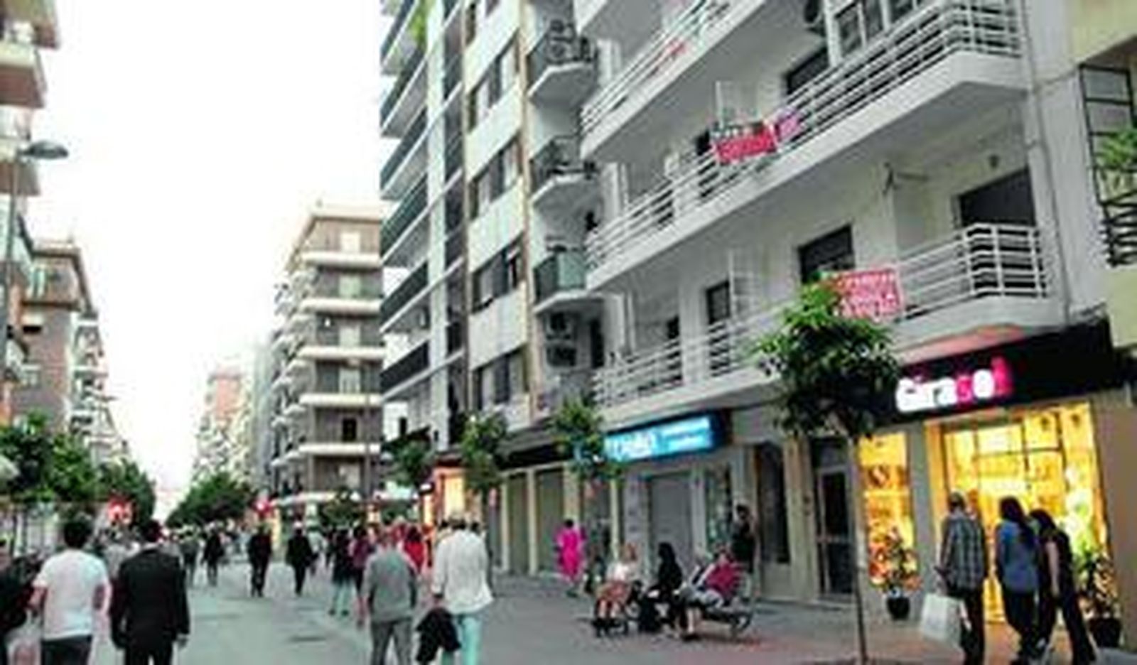 Carteles de anuncios de alquiler cuelgan en los balcones de la calle Asunción, en el entorno de la Feria.