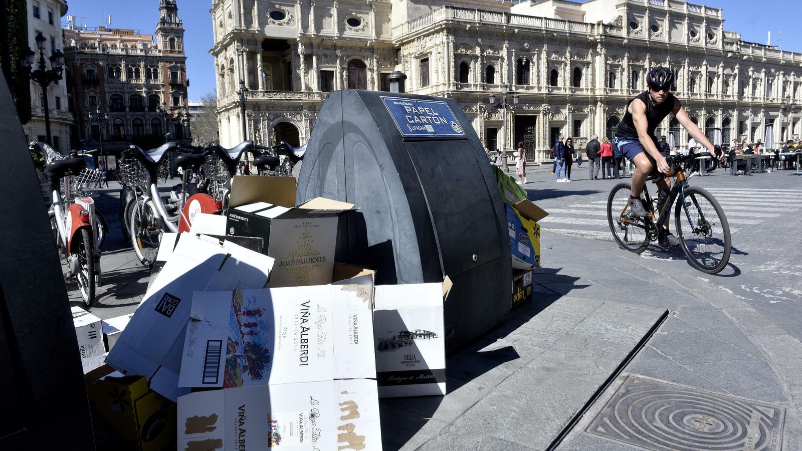 Solera de cartones en la Plaza de San Francisco.