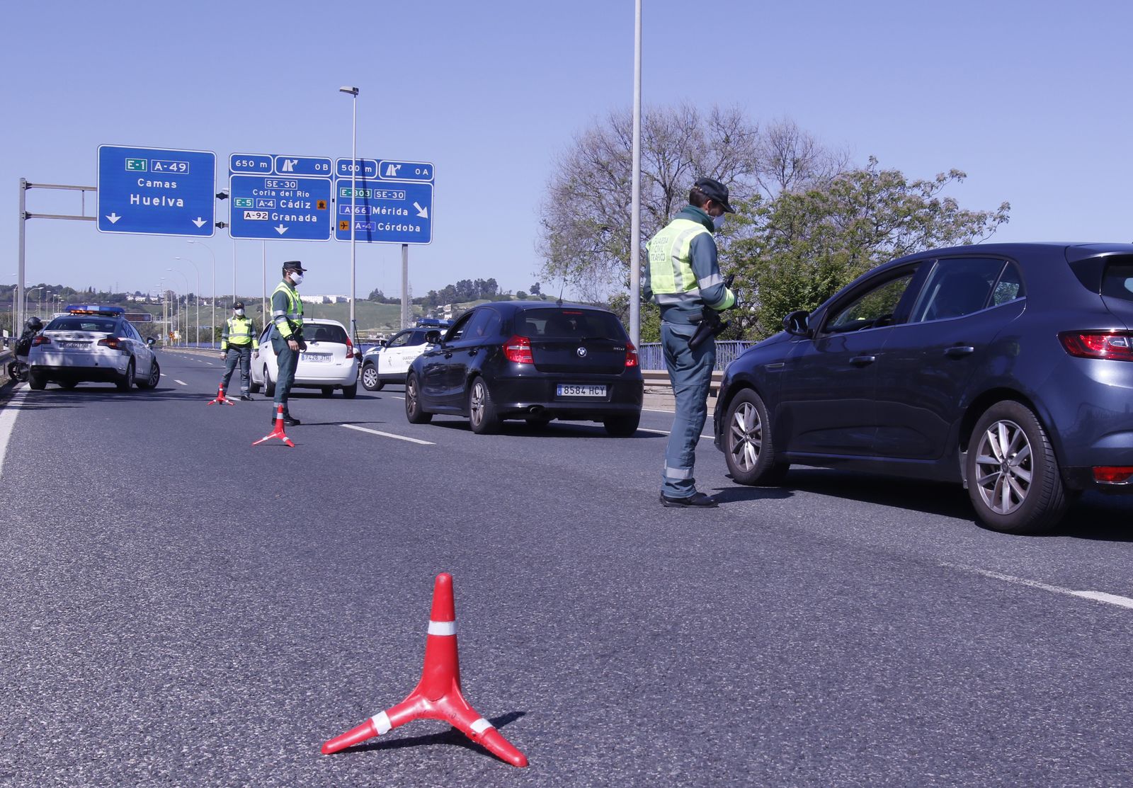 Controles de la Guardia Civil y Policía Local agradeciendo aplausos