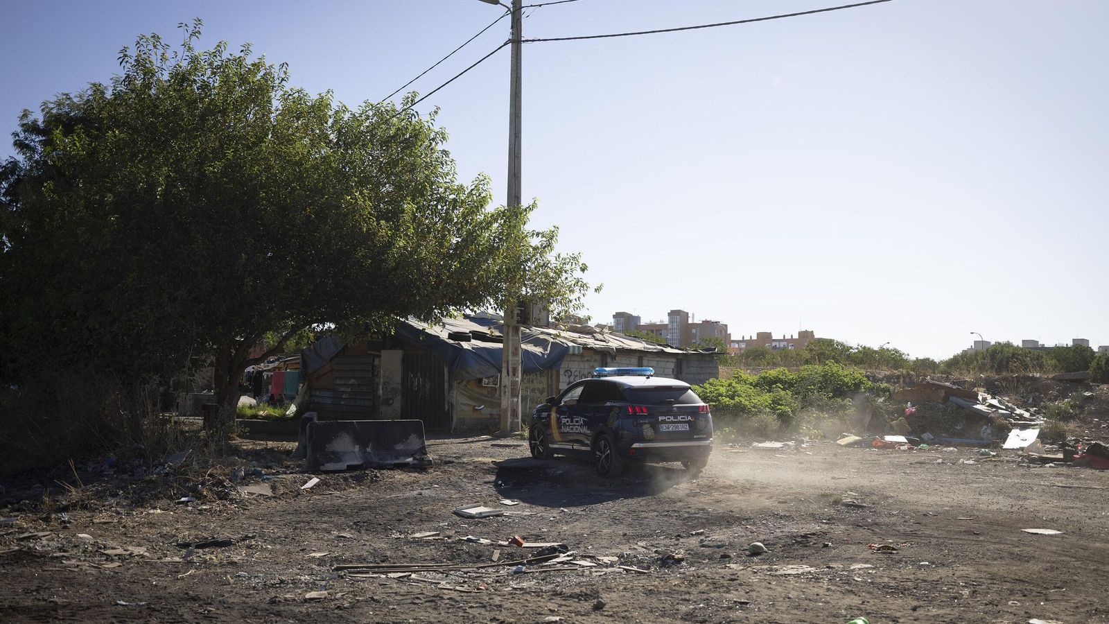 Un patrullero de la Policía Nacional da una ronda por el asentamiento.
