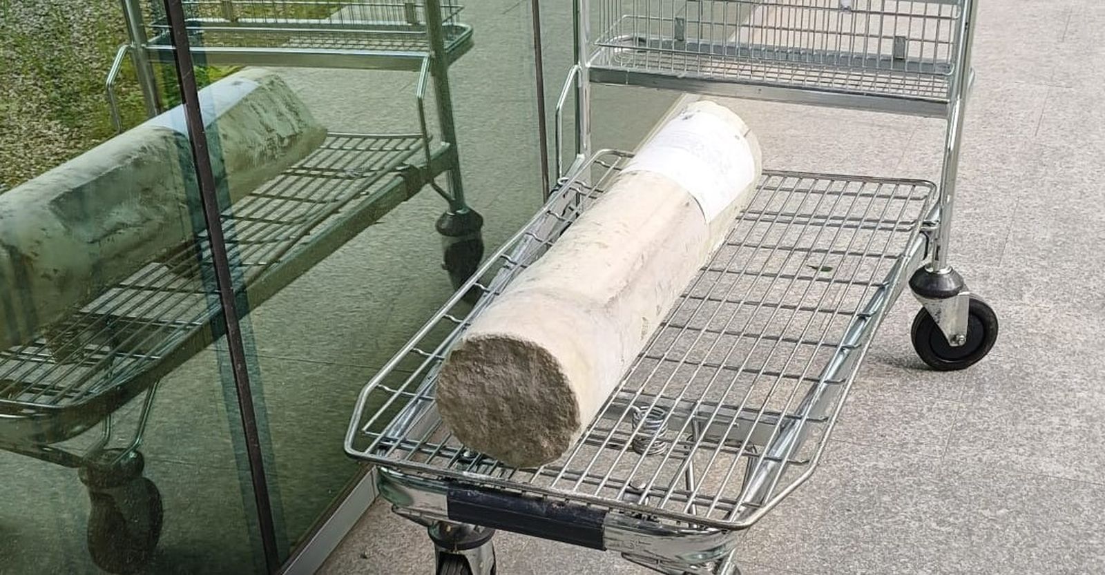 Fragmento de la columna romana entregada a la Policía Local.