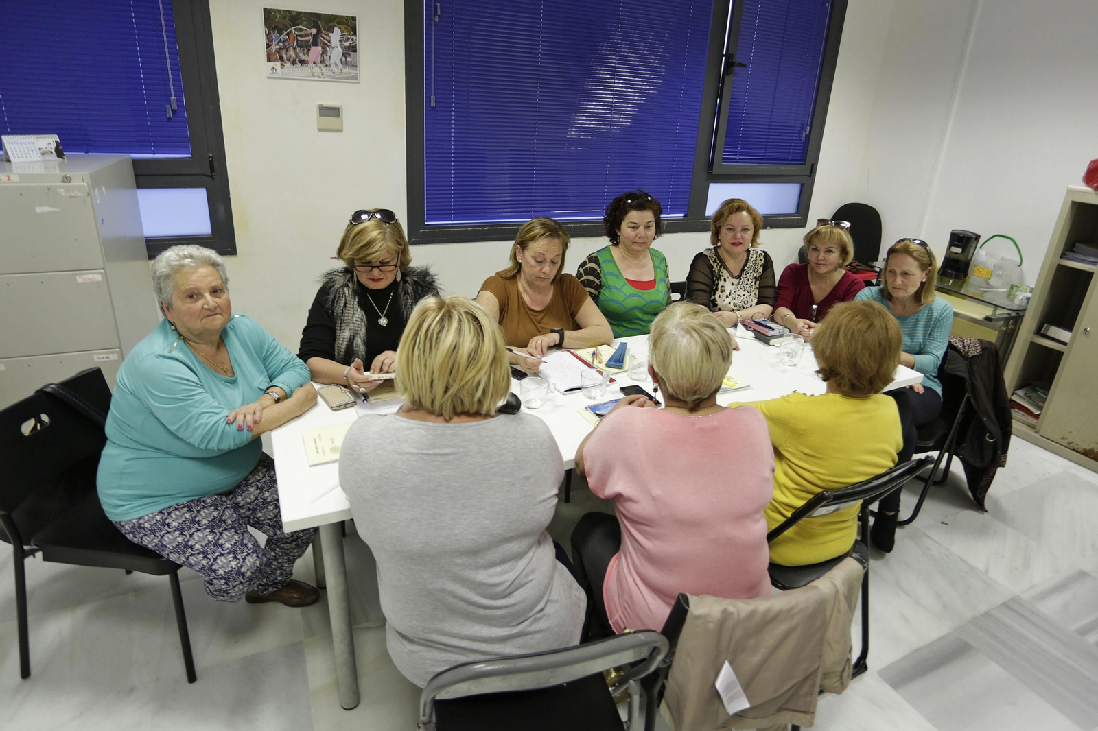 Las integrantes del grupo de terapia de la Asociación de Familiares de Enfermos Duales (AFEDU), en la sede de la entidad.