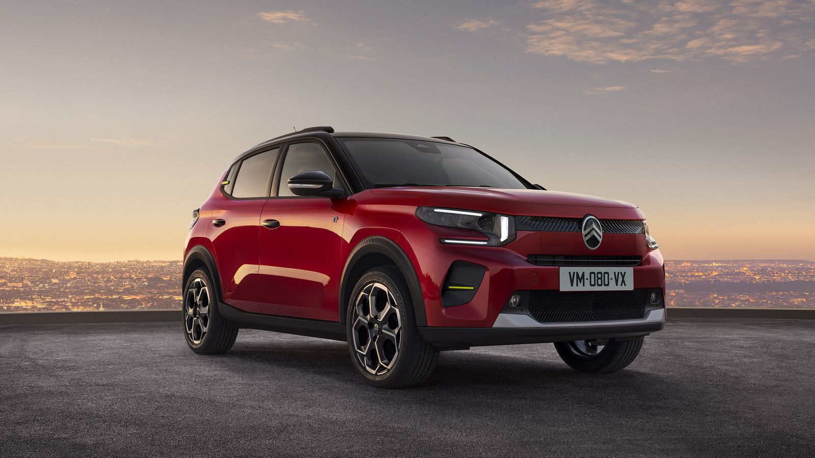 La gama de colores para este nivel básico de acabado será de cinco propuestas: Blanco Polar, Azul Monte Carlo, Rojo Elixir, Gris Mercury y Negro Perla Nera. Los Max tendrá el techo en negro o blanco.